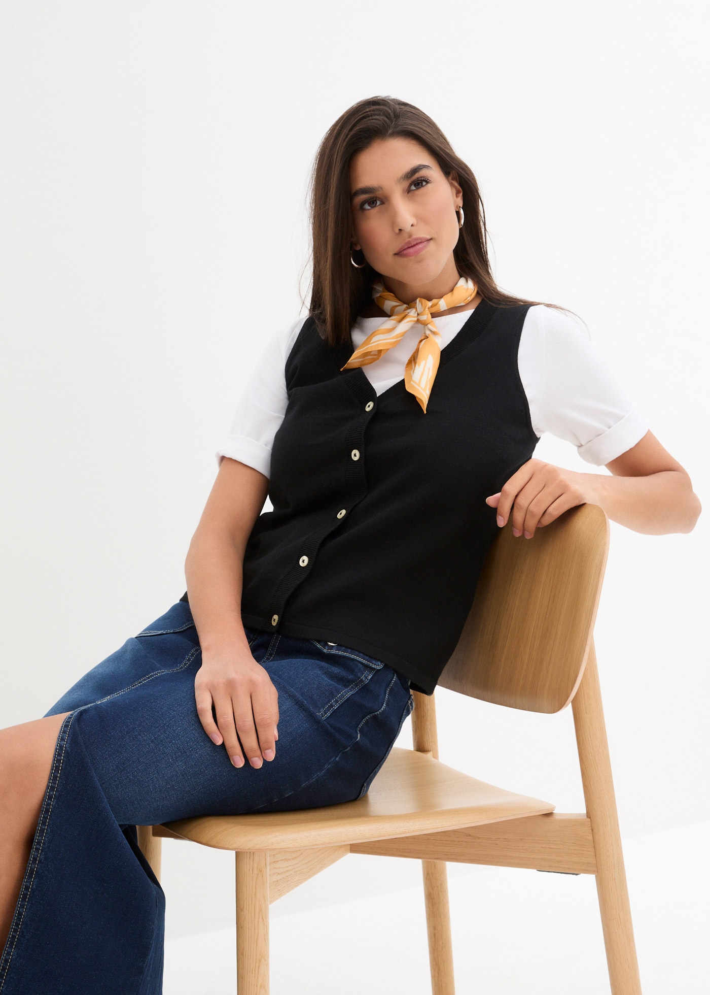 bonprix Gilet tricoté »Feinstrick-Weste mit Knöpfen« aus Baumwollmischung, Slim fit Passform, mit Knopfleiste, unifarben