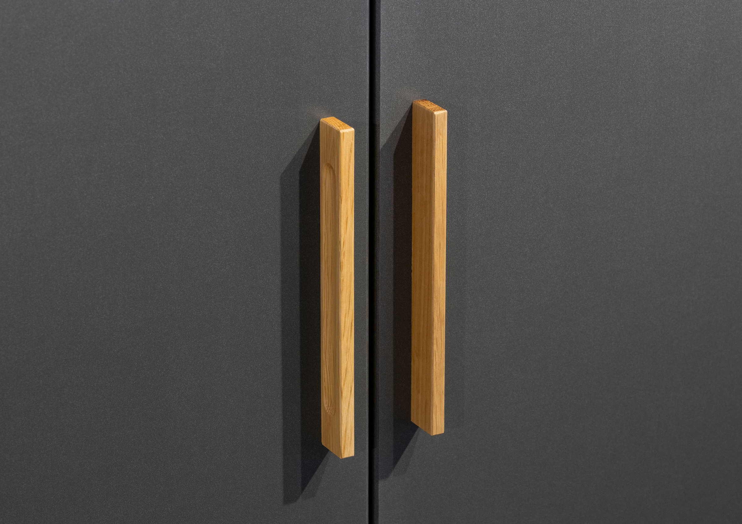 rauch 1100000002199 »Kleiderschrank Schrank Garderobe SHINJO Breiten 93/140/187 cm« in 3 verschiedenen Ausstattungen BASIC/CLASSIC/PREMIUM,  Griffe und Füsse aus Massivholz mit 2 Schubladen MADE IN GERMANY