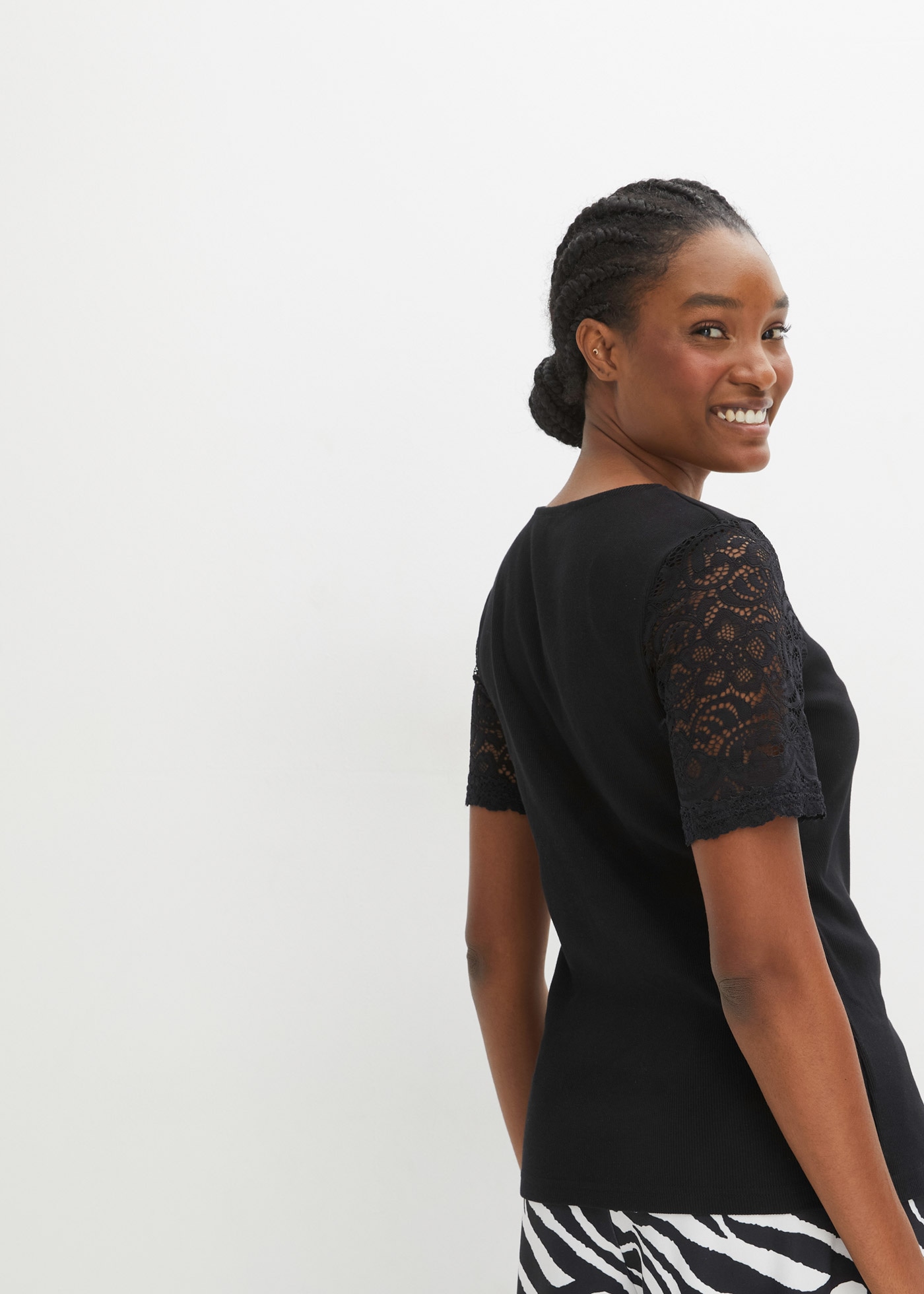 bonprix T-shirt eng anliegende Passform, Kurzarm-Design, für vielseitige Anlässe