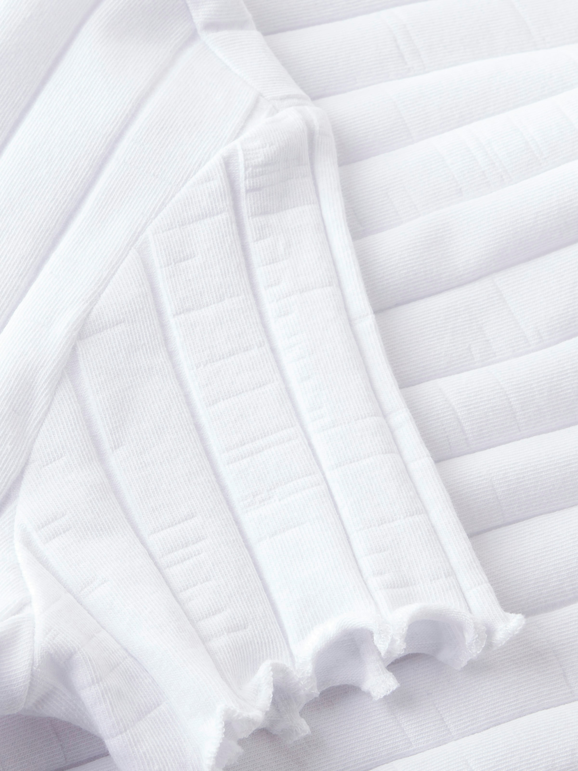 Name It T-Shirt »NKFNORALINA SS TOP NOOS« tolle Rippen-Qualität und dadurch gewellte Säume am Arm und am Saum