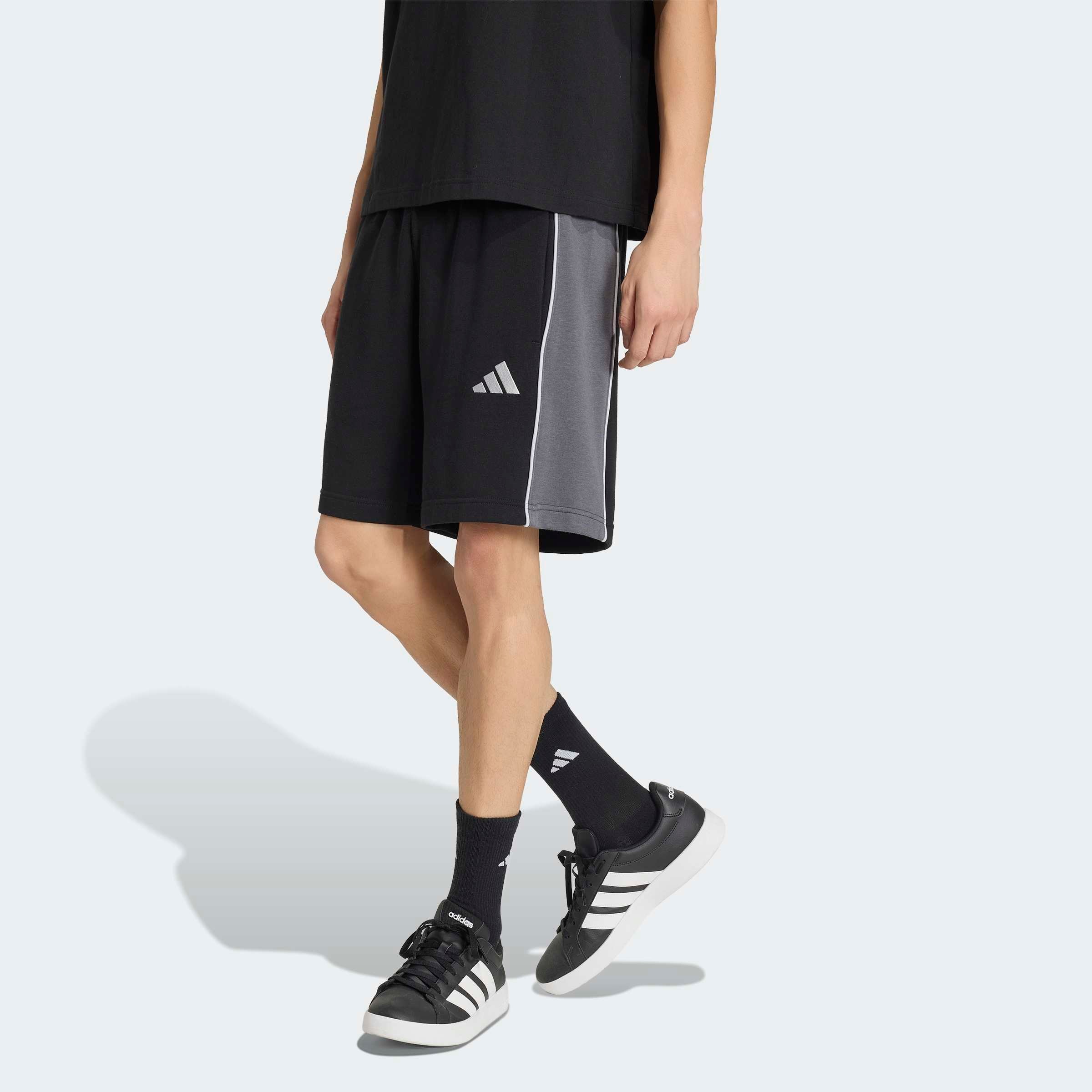 adidas Sportswear Short »SEASONAL ESSENTIALS FLEECE-, COLOURBLOCKING«  sans fermeture, en coton, polyester et viscose, coupe normale