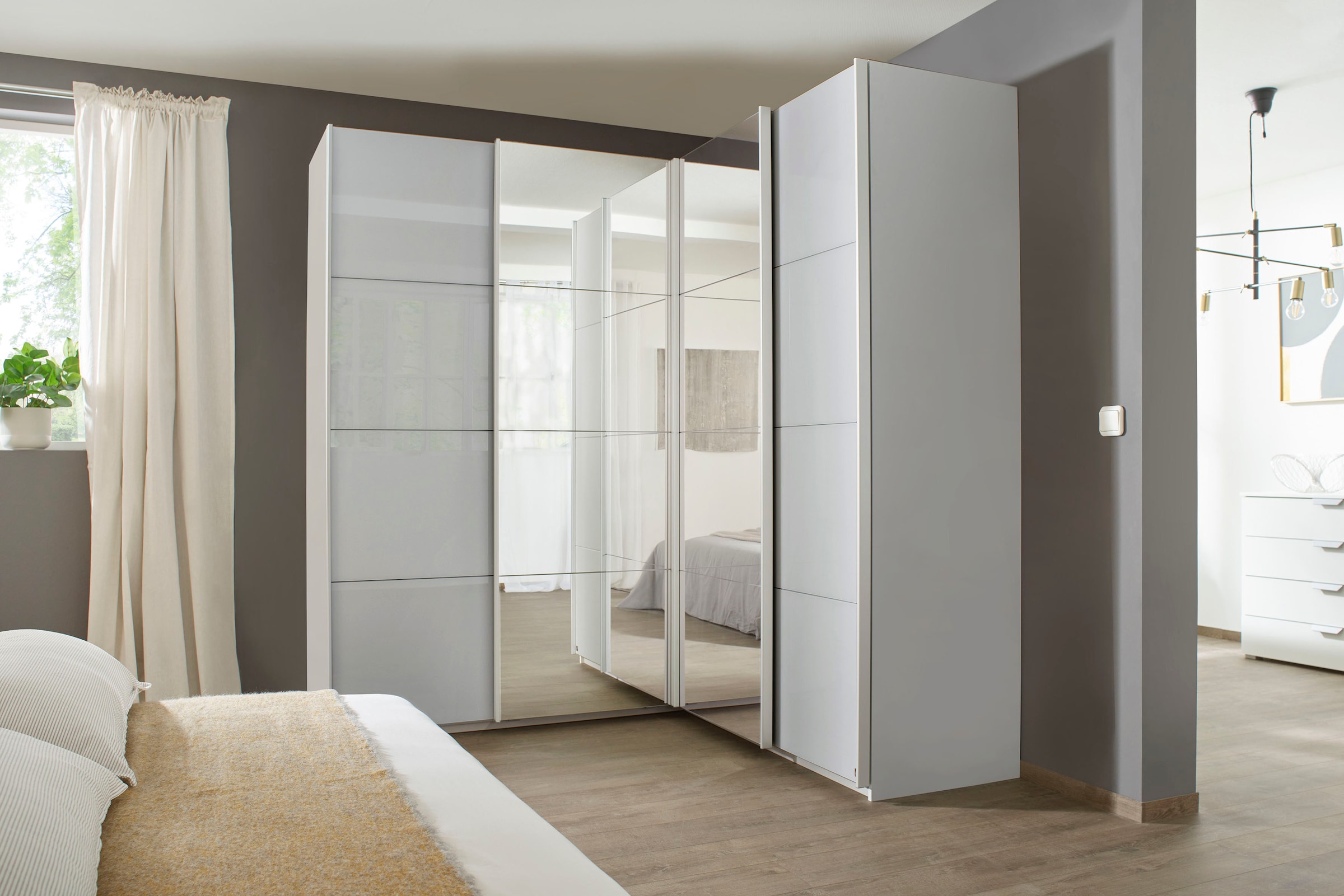 rauch Schwebetürenschrank »Kleiderschrank Garderobe Eckkleiderschrank QUADRA mit edler Glasfront« Mass 181x187 cm, Höhen 210/229 cm, inkl. Soft-Close-Funktion,  extra grosser Eckschrank inkl. Schubladeneinsatz MADE IN GERMANY