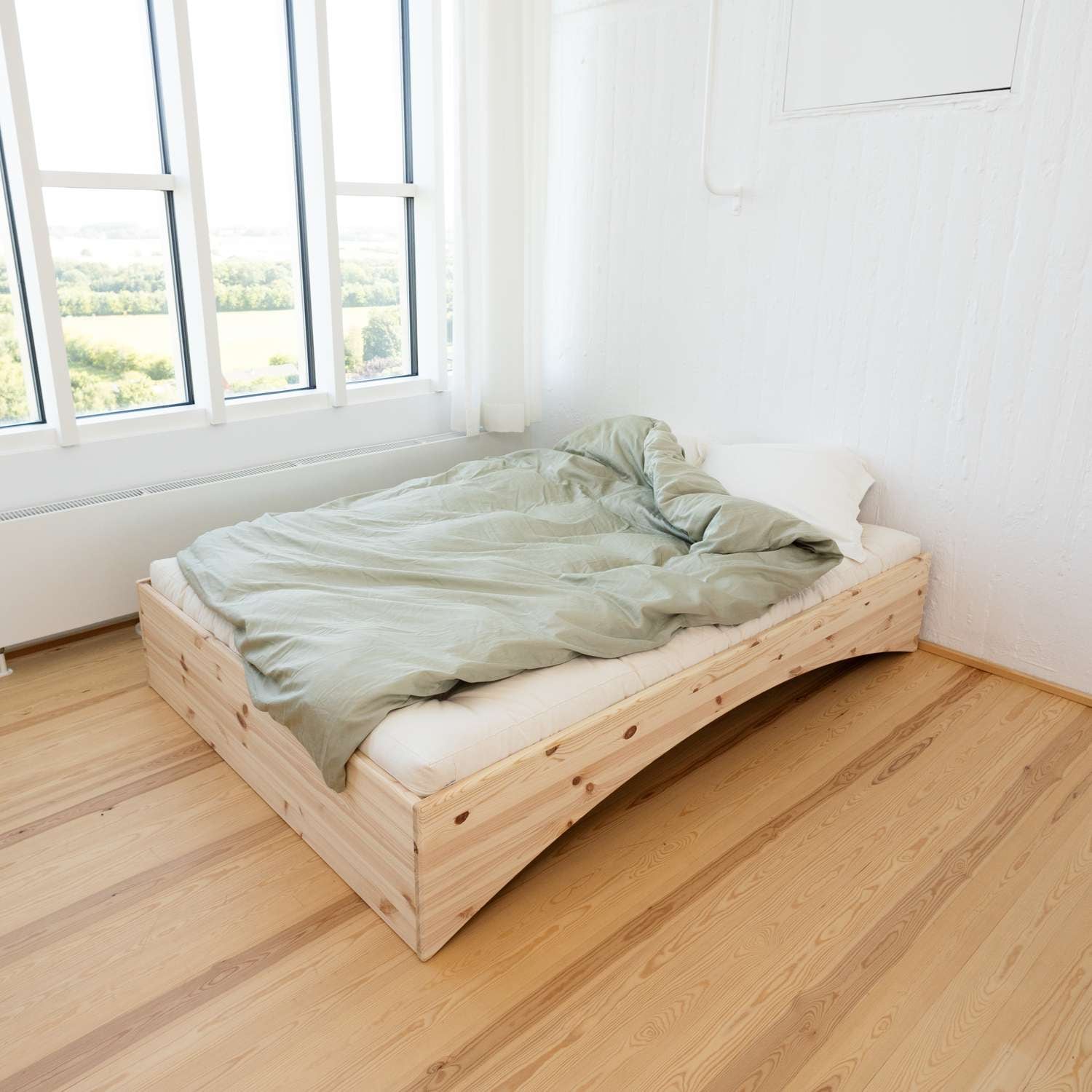 Karup Design Bettgestell »Orbit Bed, Massivholzbett, Futonbett, FSC®-zertifiziertem Massivholz« B/H/T ca: 144/164/184x35x205cm),  mehrere Grössen, inklusive Lattenrost, ohne Matratze, Made in Europe