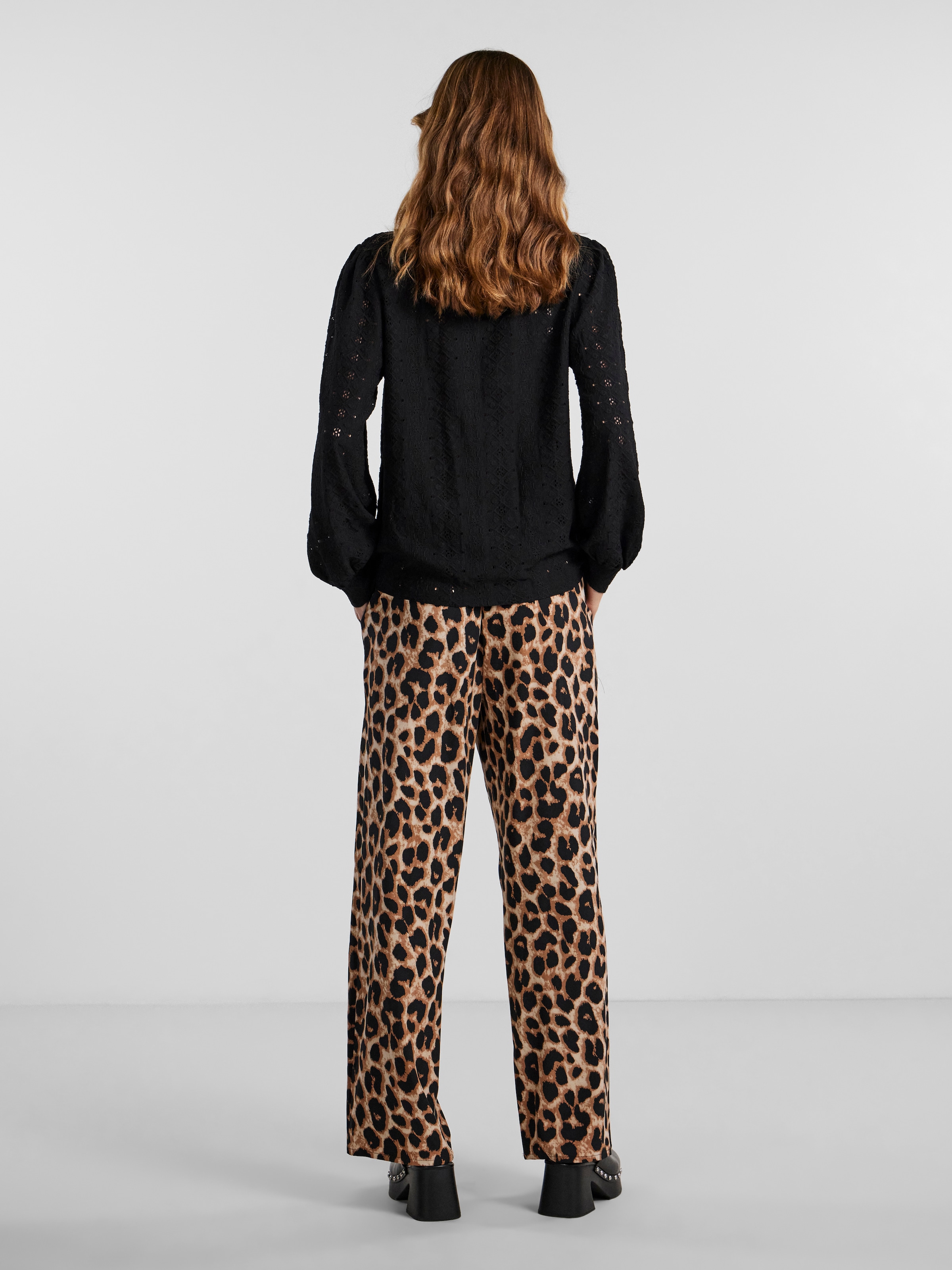 pieces Schlupfhose »PCGURLA HW PANTS WVN NOOS BC«  mit Leo Muster