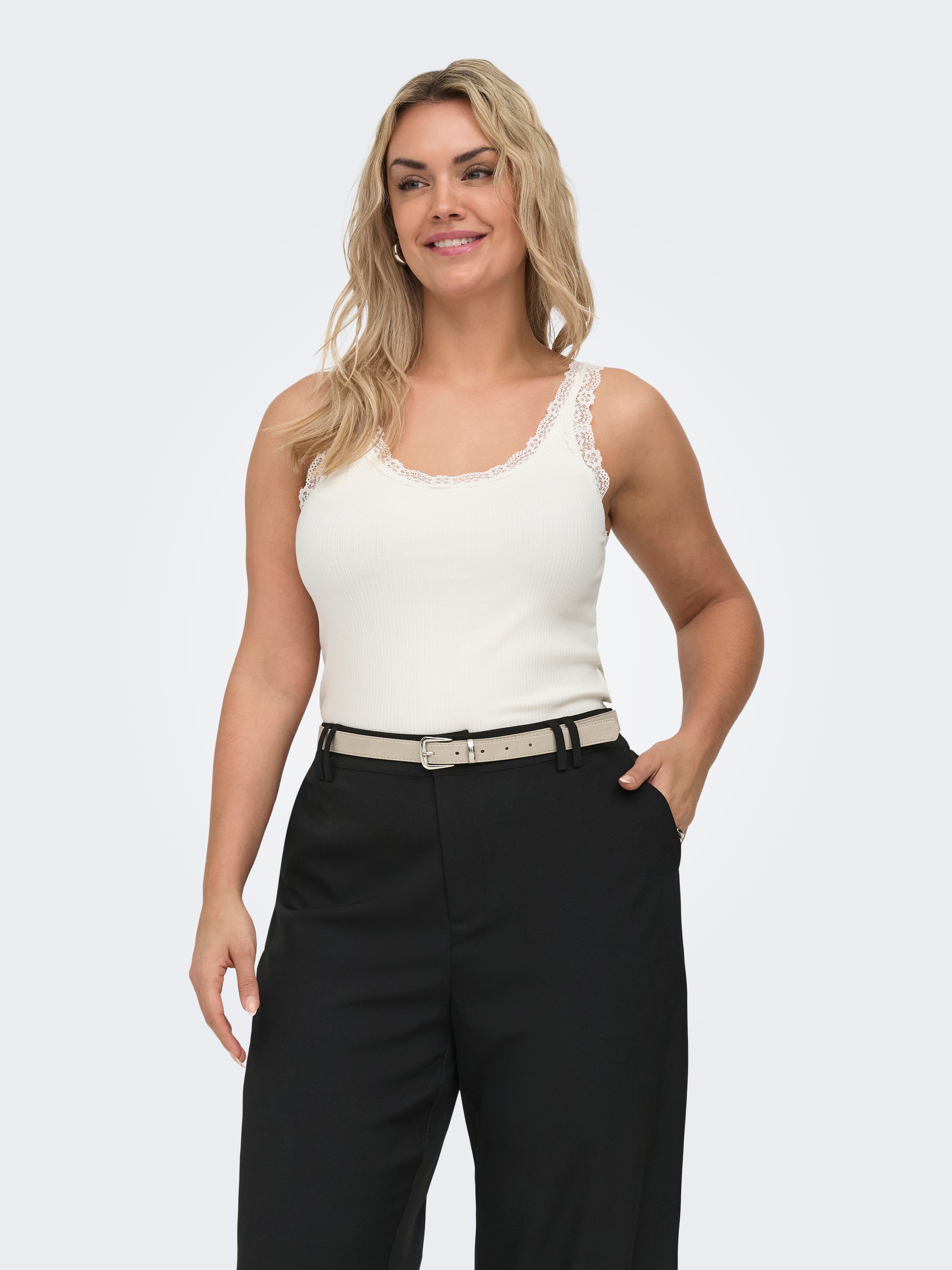 ONLY CARMAKOMA Top à bretelles »CARSARA SHARAI LACE TANK TOP JRS NOOS« avec dentelle à l'encolure et ourlet légèrement ondulé
