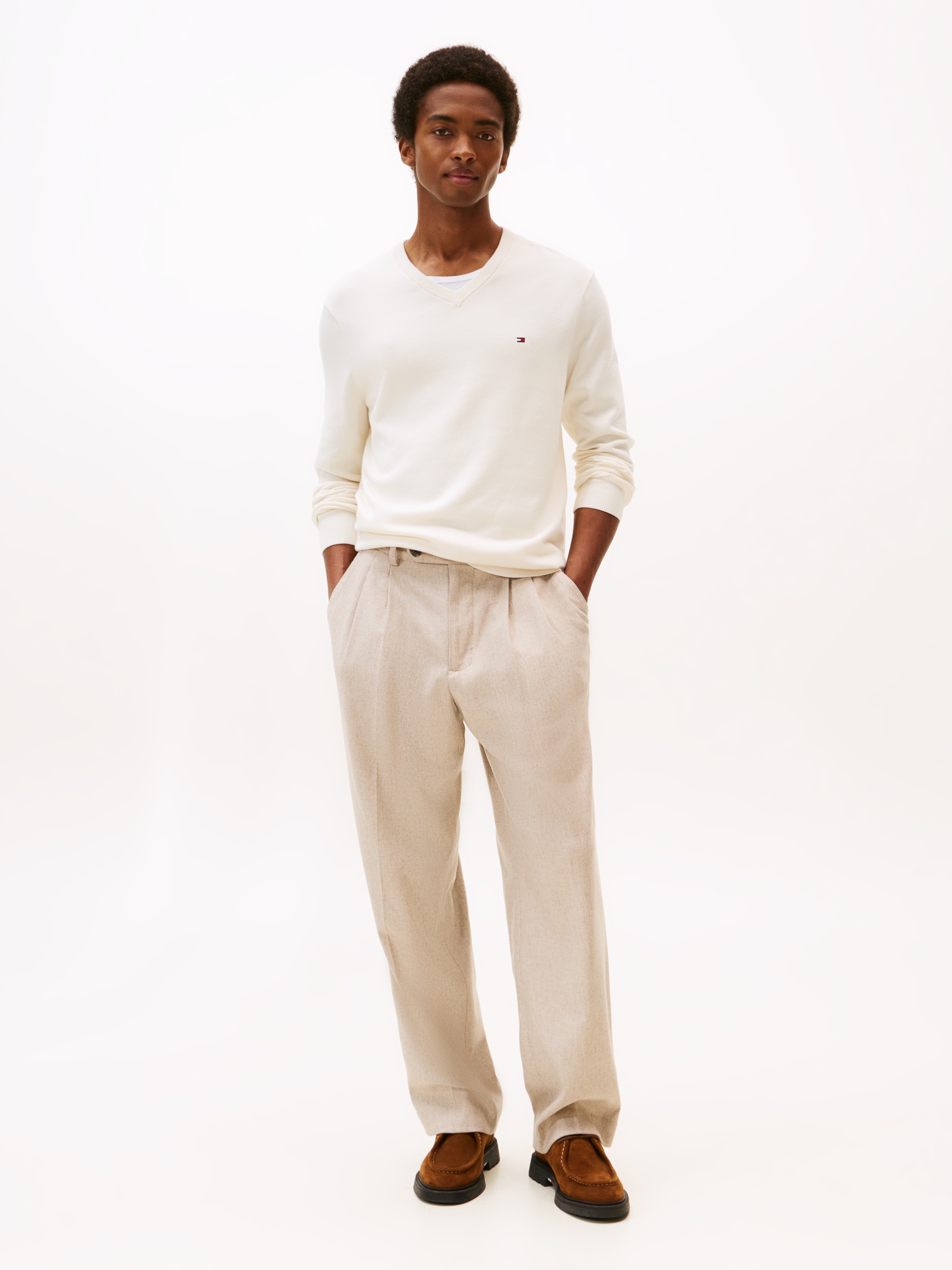 Tommy Hilfiger »ESSENTIAL COTTON V NECK mit V-Ausschnitt und Stickerei« unifarben, casual, regular fit, Baumwolle, V-Ausschnitt