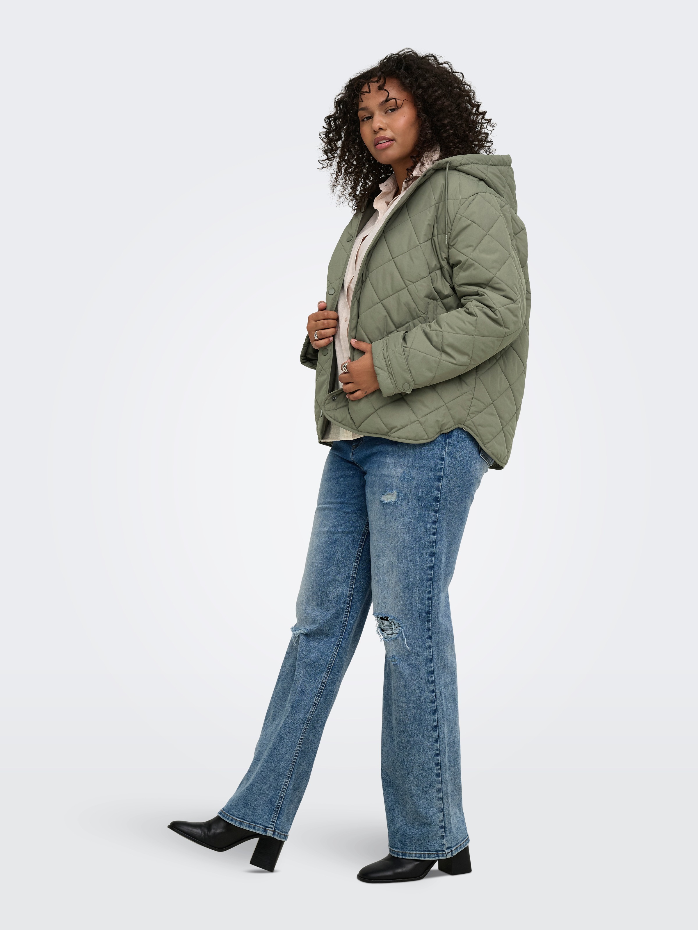 ONLY CARMAKOMA Veste matelassée »CARJULIET QUILTED HOOD JACKET NOOS« avec capuche fibre synthétique, coupe normale