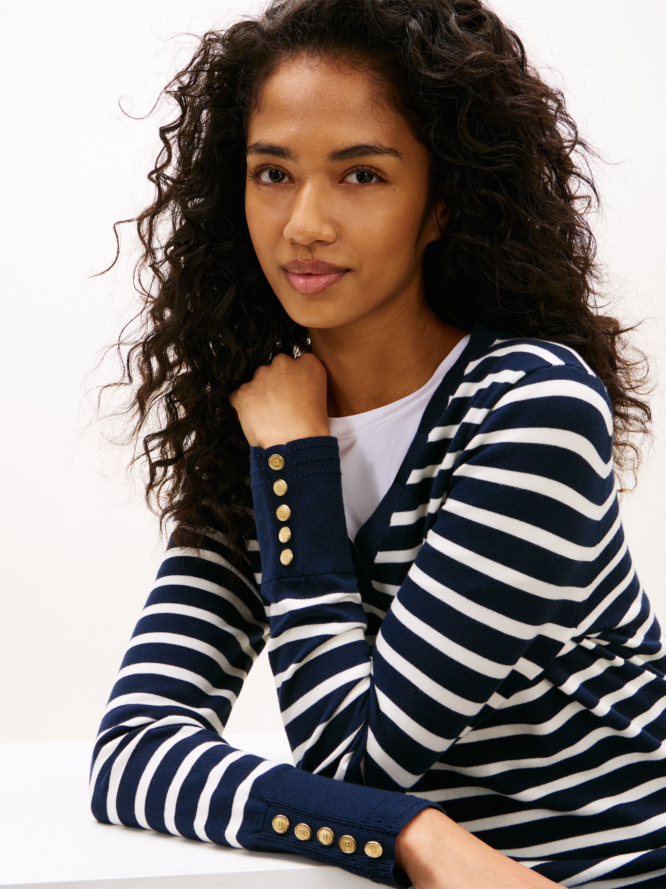 Tommy Hilfiger Strickpullover »STITCH V-NECK« mit Knopfdetail am Ärmel, Regular Fit