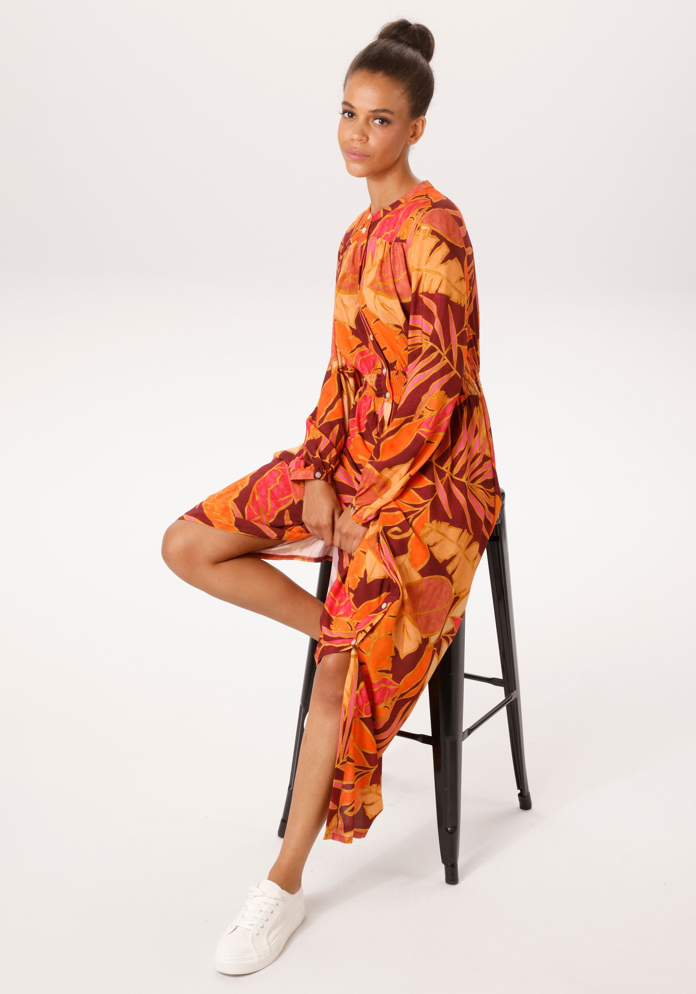 Aniston CASUAL Maxikleid mit farbenfrohen, grafischen Blättern bedruckt