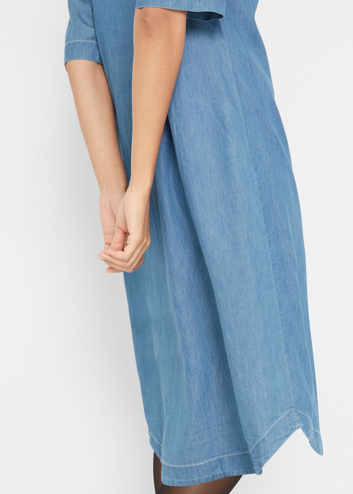 bonprix Robe en jean en denim doux, avec plis et patte de boutonnage sur le haut