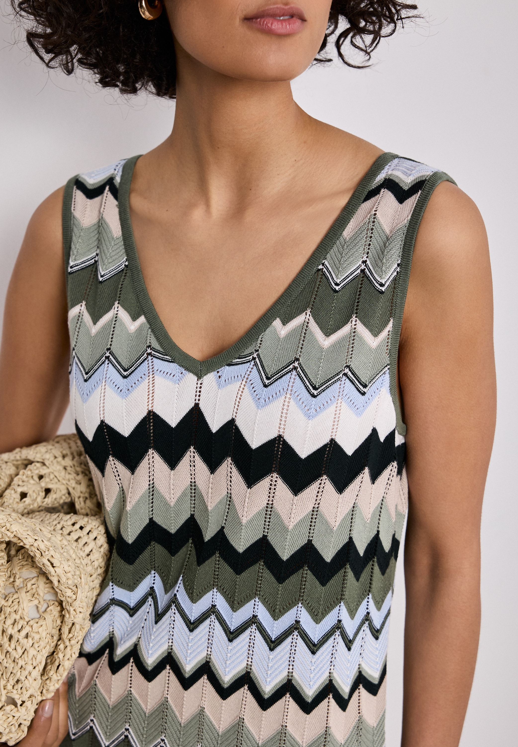STREET ONE Robe en tricot motif zigzag multicolore, près du corps sans manches