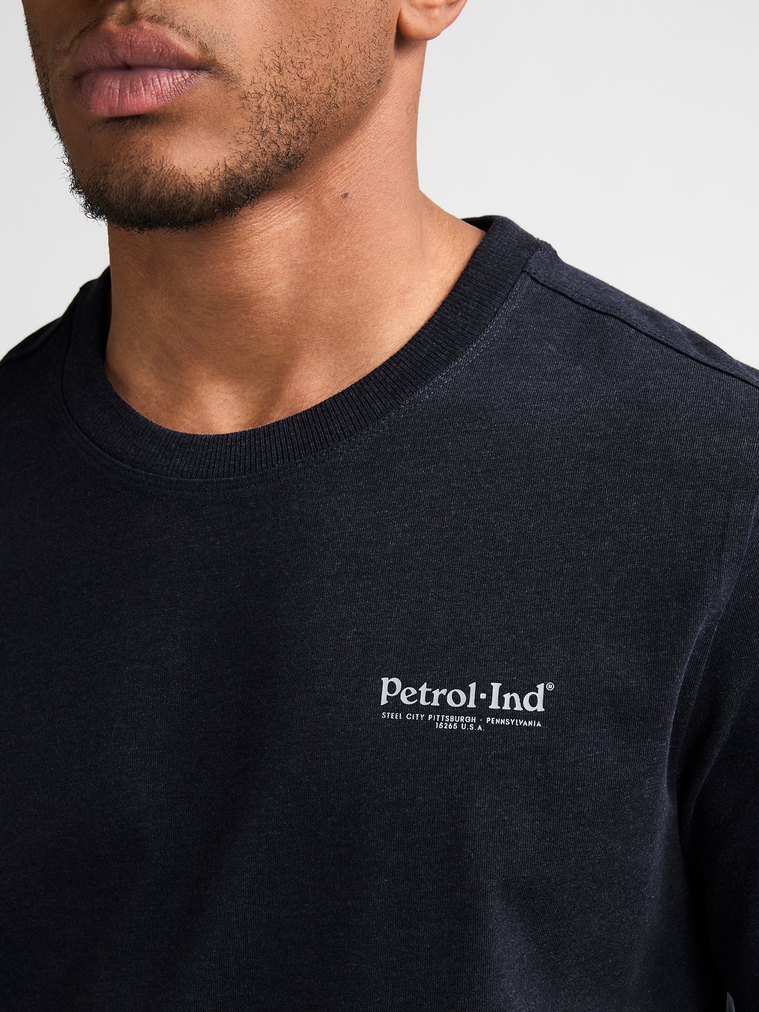 Petrol Industries Langarmshirt mit Rundhalsausschnitt, kleine Logoprägung