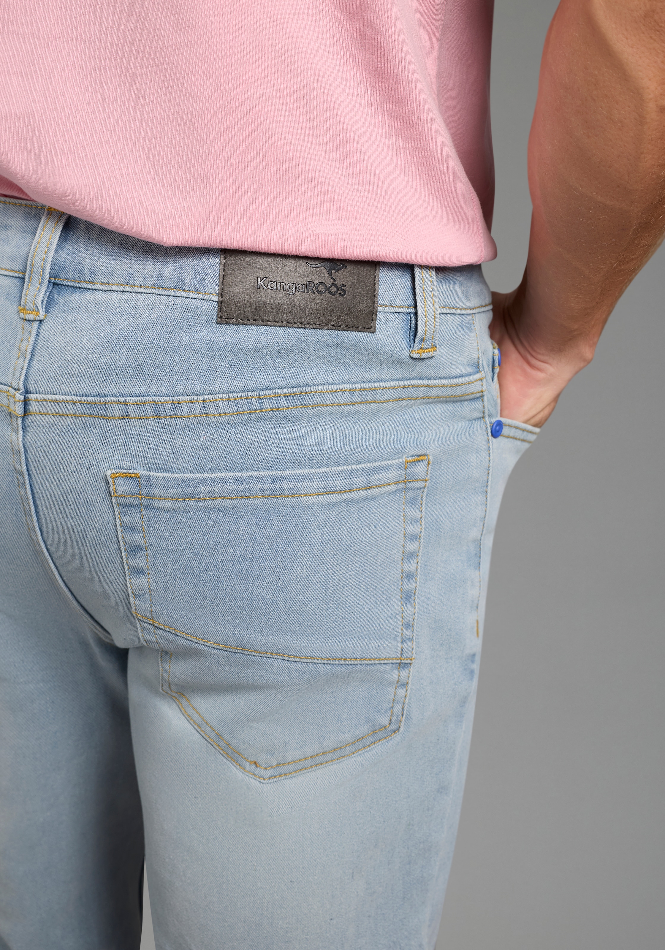 KangaROOS Jogg pants Straight-Fit, normale Leibhöhe, mit Knopf-Applikation