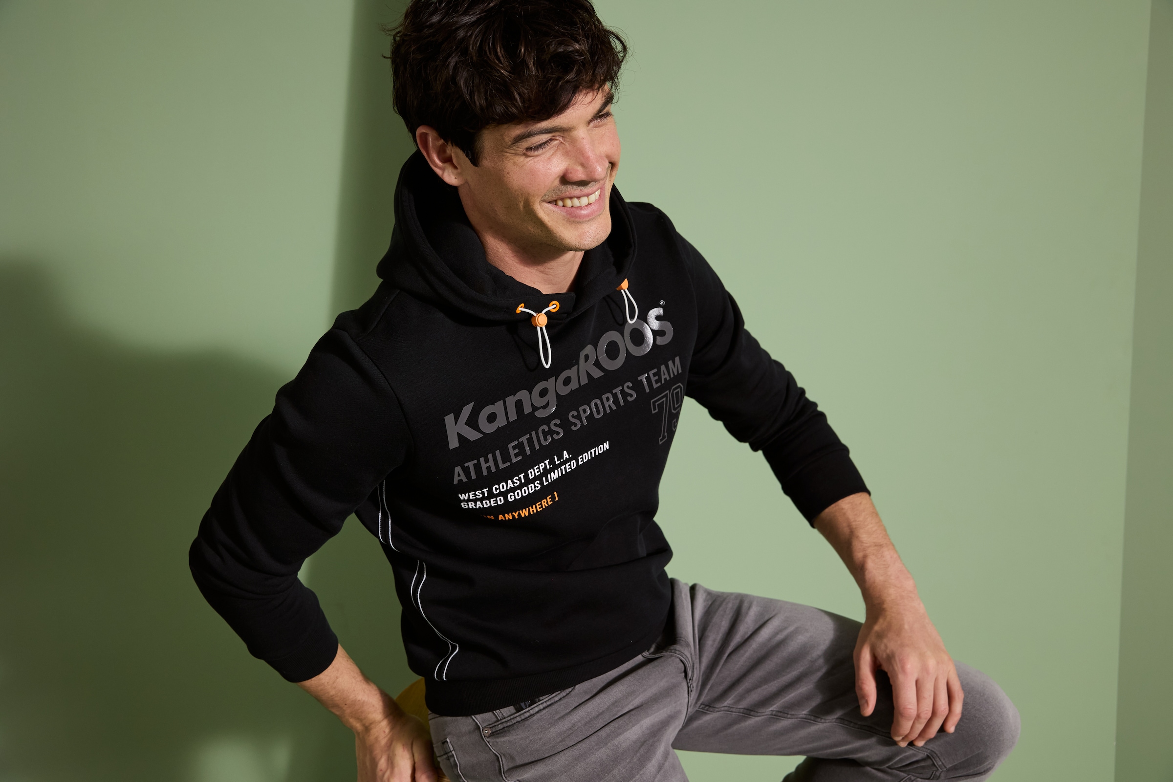 KangaROOS Sweat à capuche , mit regulierbarem Elastikband an der Kapuze, schmale Passform
