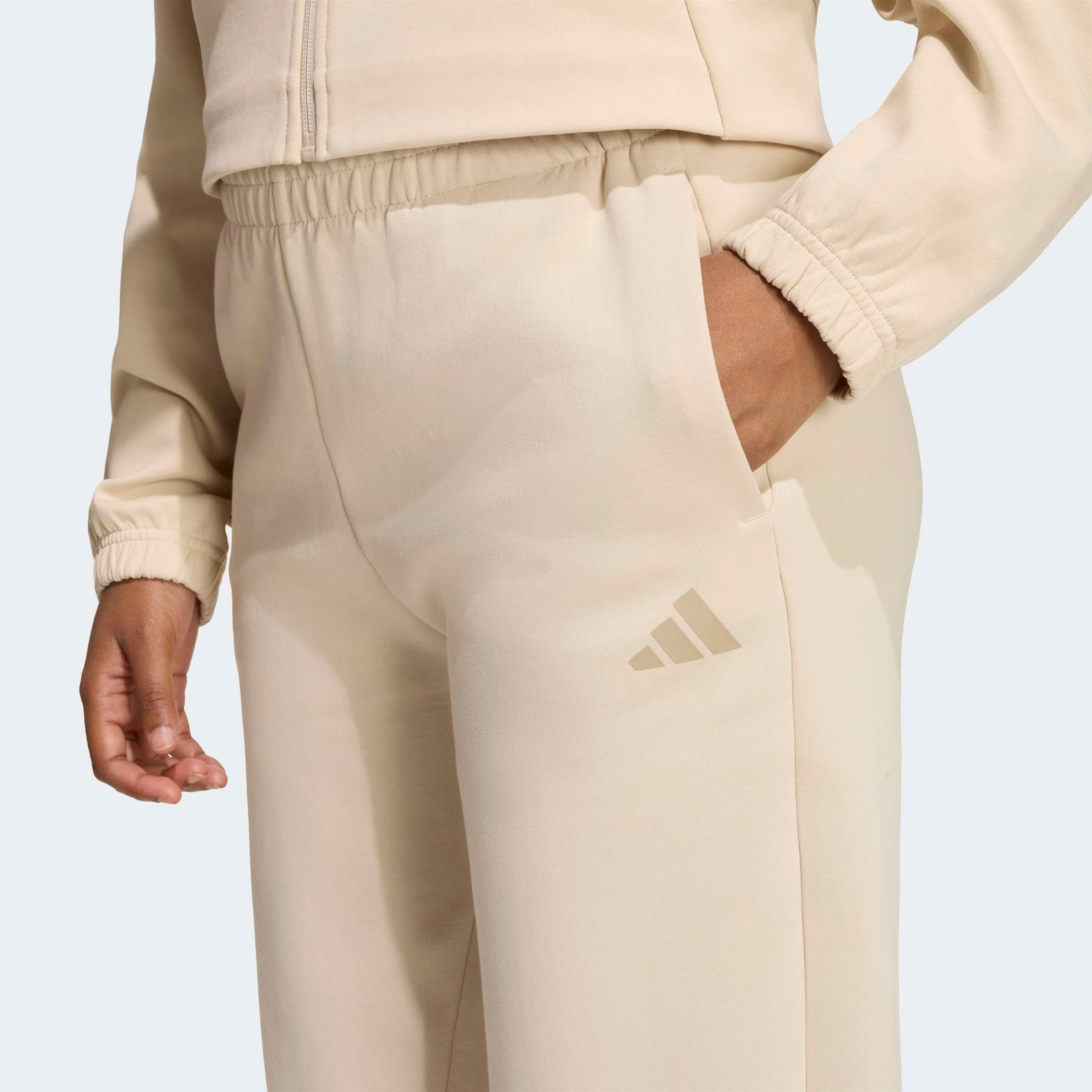 adidas Sportswear Pantalon de sport »FUTURE ICONS SMALL LOGO«  Regulär geschnitten, elastischer Bund