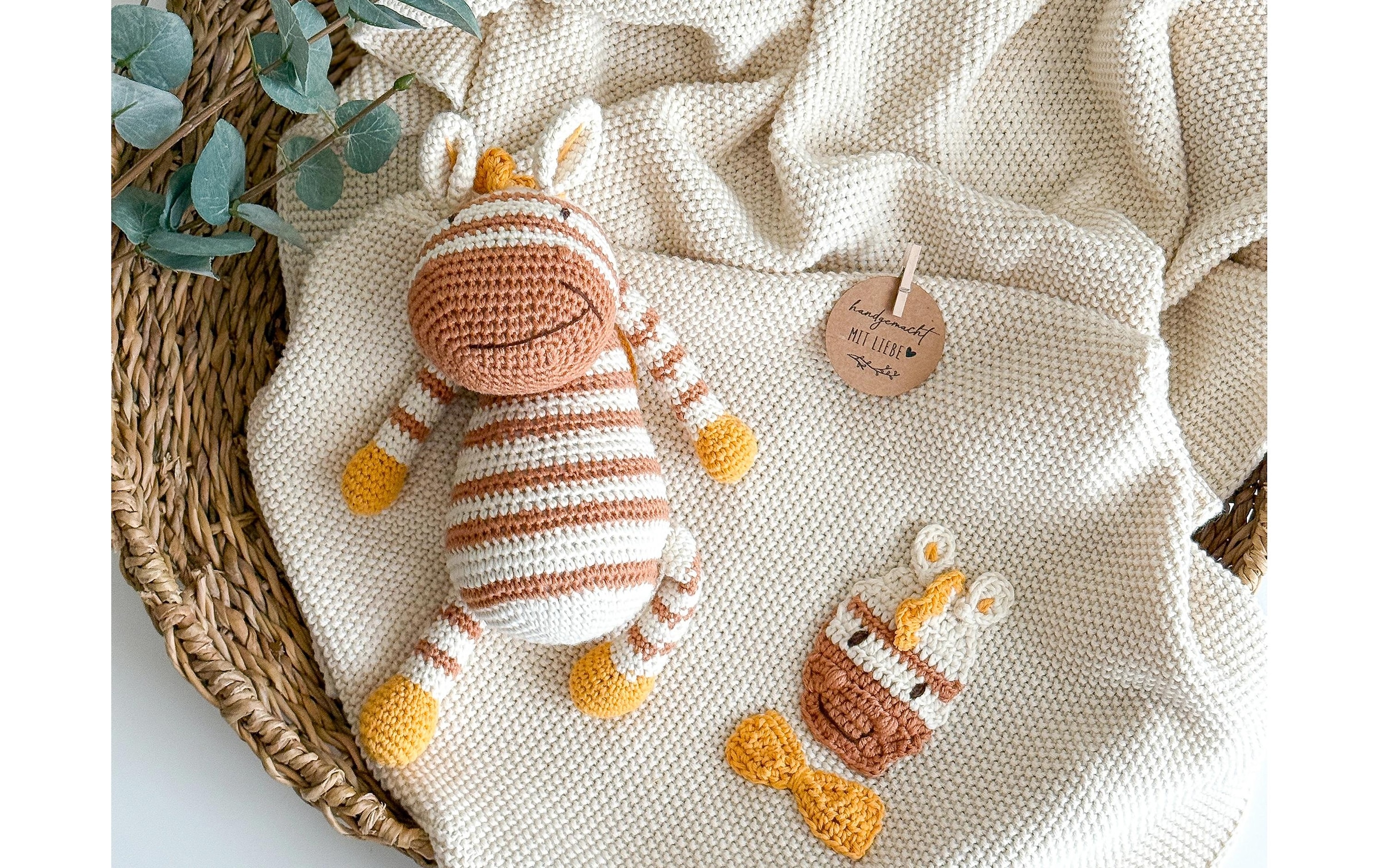   Set cadeau pour nouveau-né »Welcomebabybox Enno – Decke & Zebra« 2 cuis Kuschelige 2-teilige Geschenkbox für Babys