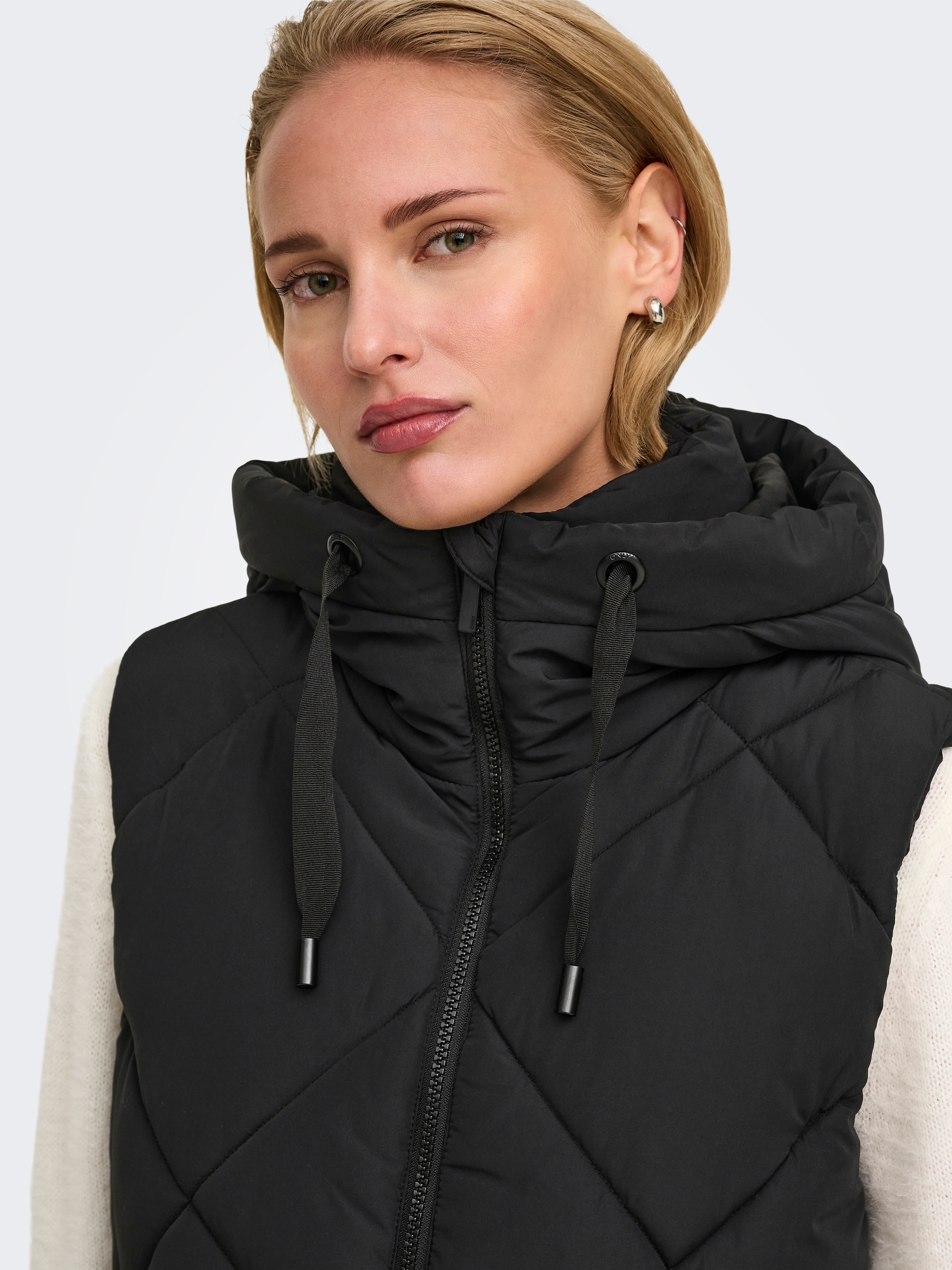 ONLY Gilet matelassé »ONLMAGGI HOOD WAISTCOAT CC OTW« fibre synthétique