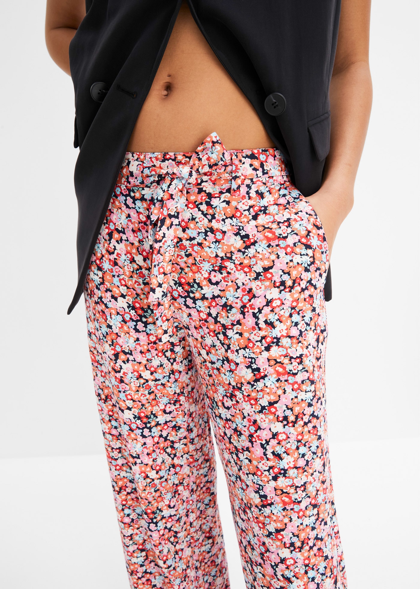 bonprix Pantalon à enfiler  aus Viskose, lockere Passform, femininer Print, moderner Stil