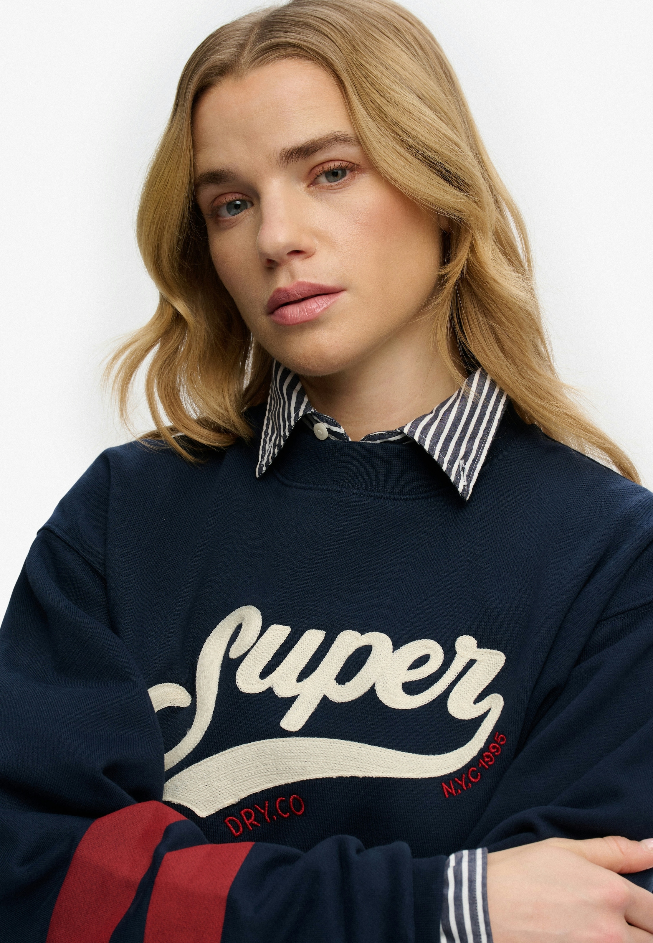 Superdry Sweat-shirt »VARSITY SCRIPT LOOSE CREW«, en coton, coupe décontractée, col rond, facile d'entretien
