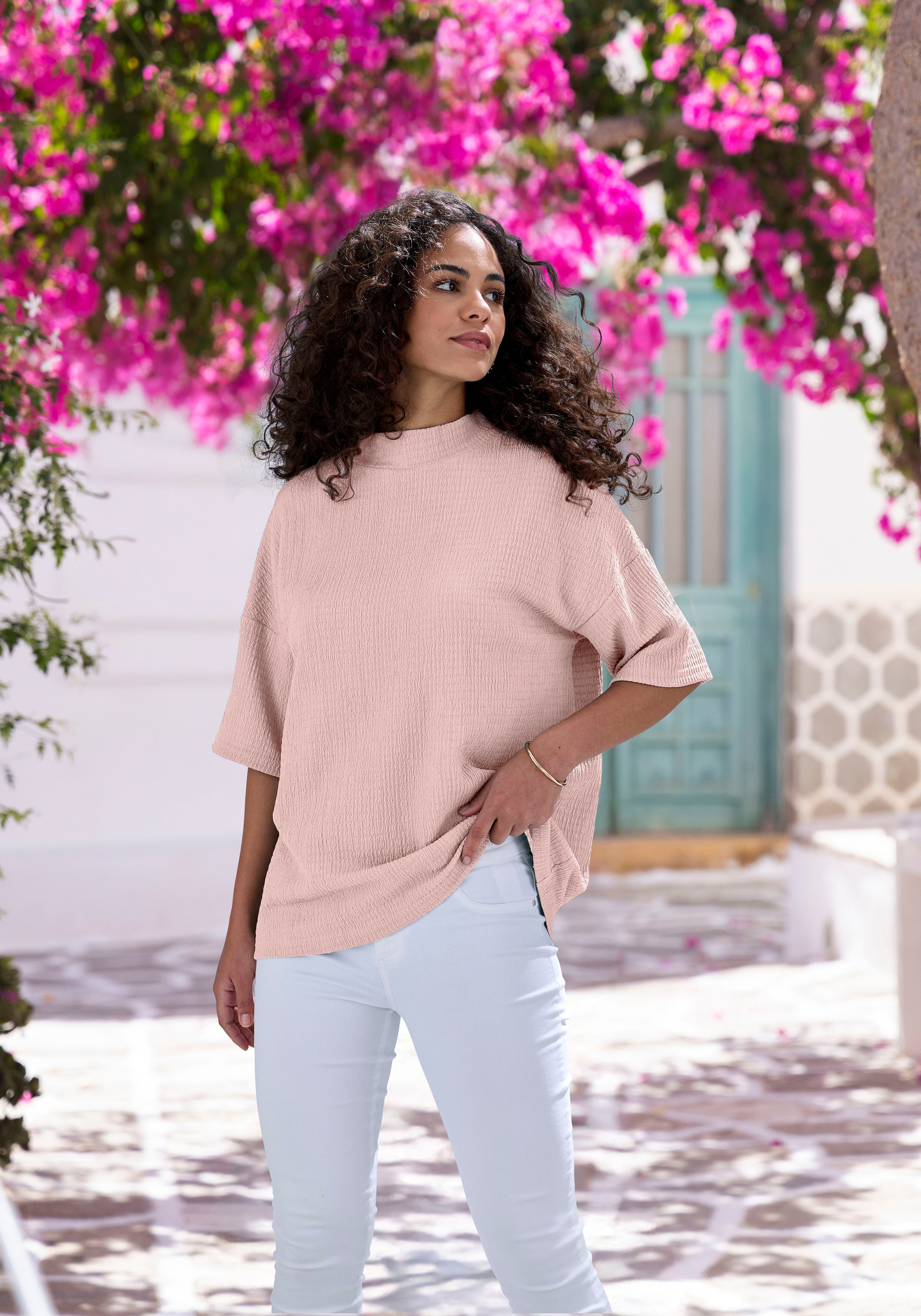 LASCANA T-shirt à manches courtes »mit Stehkragen« en crêpe aéré, infroissable