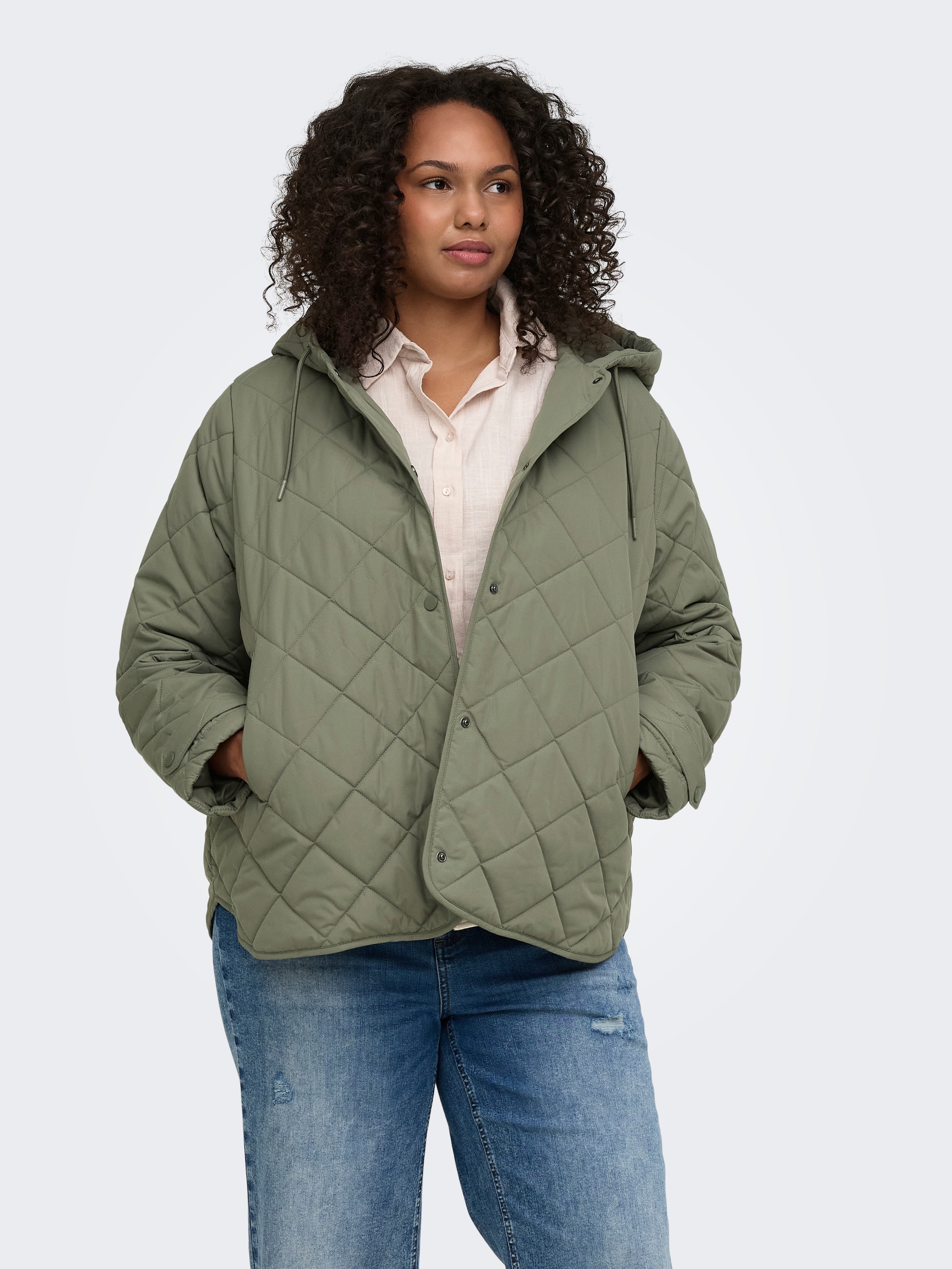 ONLY CARMAKOMA Veste matelassée »CARJULIET QUILTED HOOD JACKET NOOS« avec capuche fibre synthétique, coupe normale