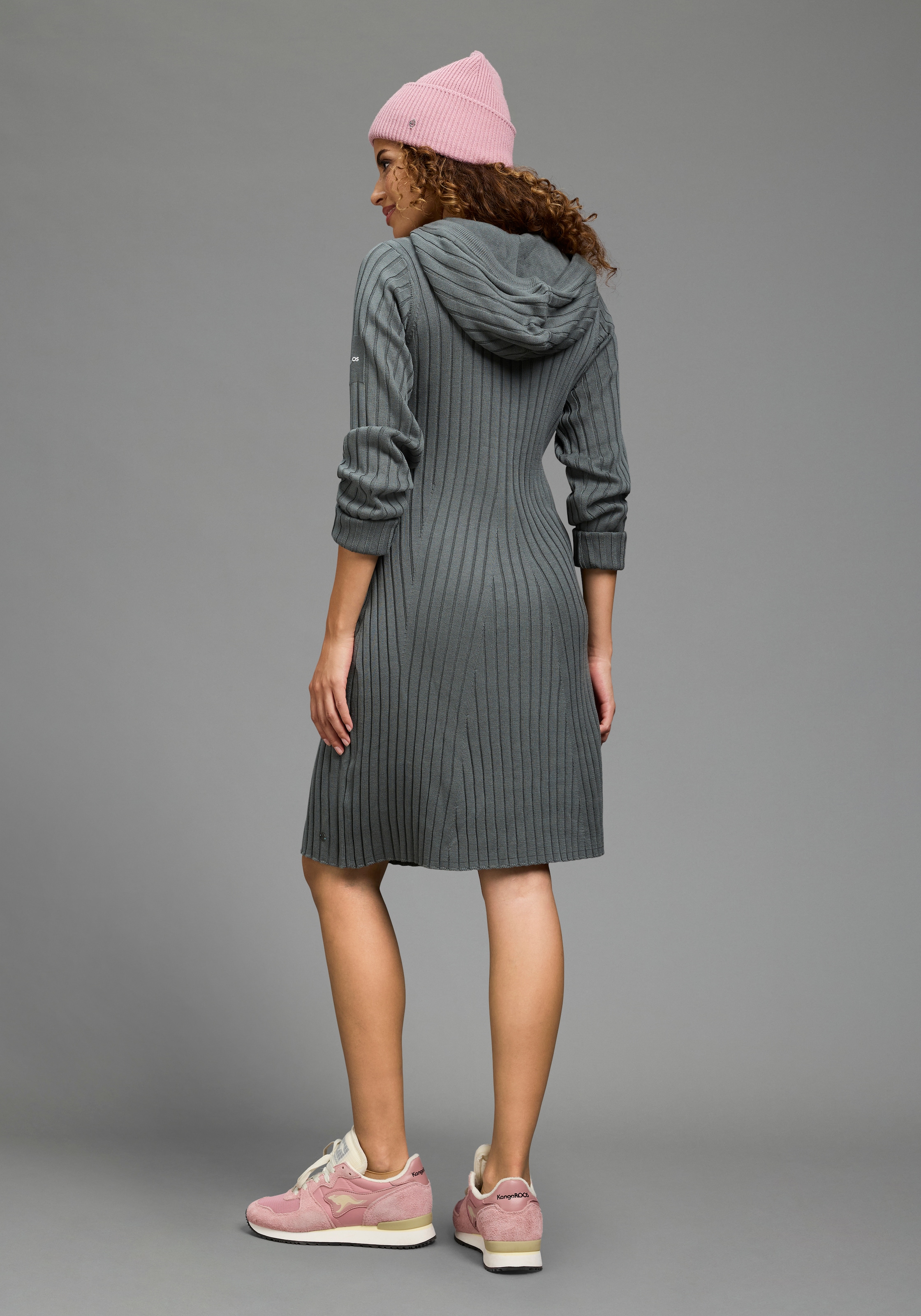 KangaROOS Robe en tricot avec tricot côtelé, manches longues, coupe ajustée, extensible