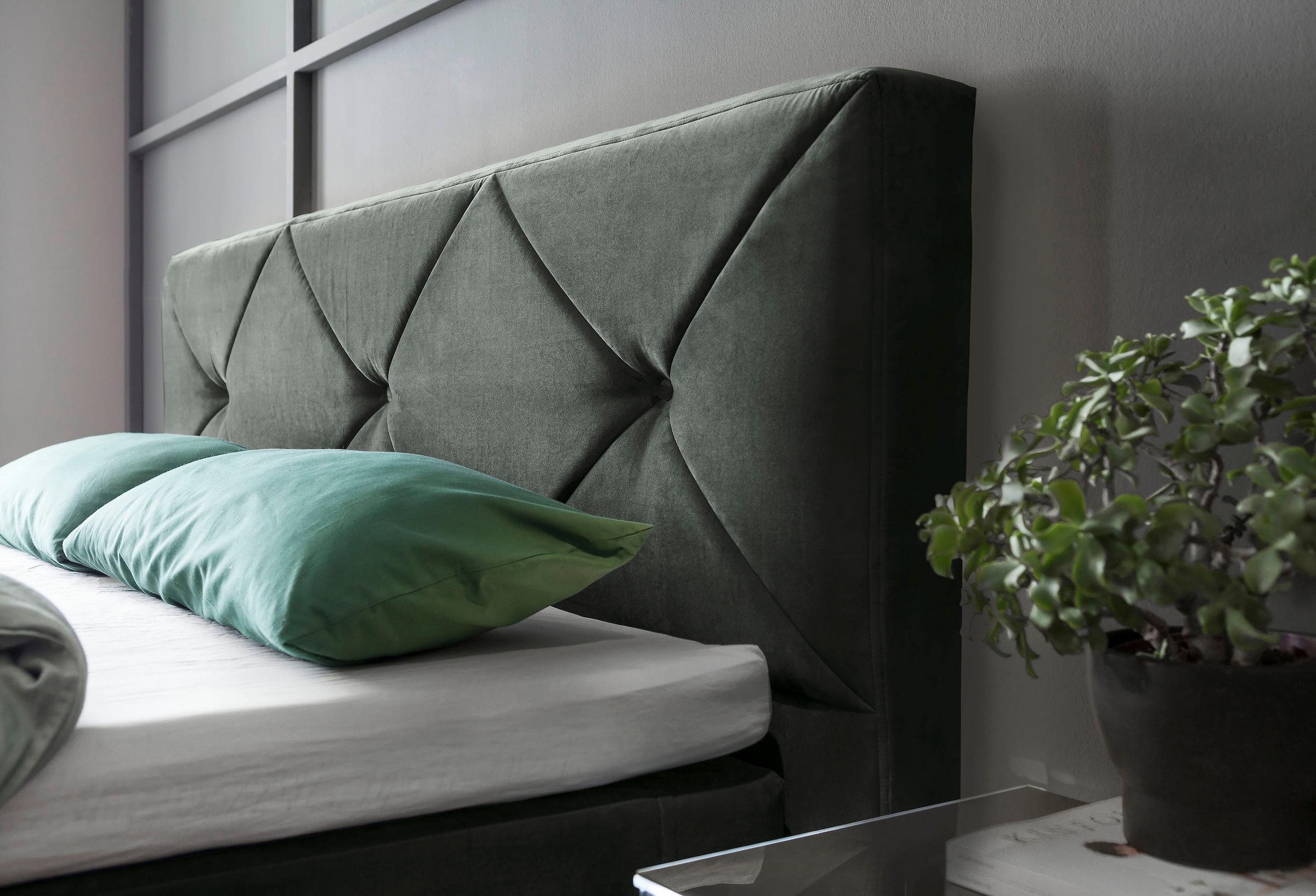 GALLERY M branded by Musterring Lit boxspring »Dubai« Kufe in Chrom, 3 Härtegrade, Kopfteil mit Knopfheftung