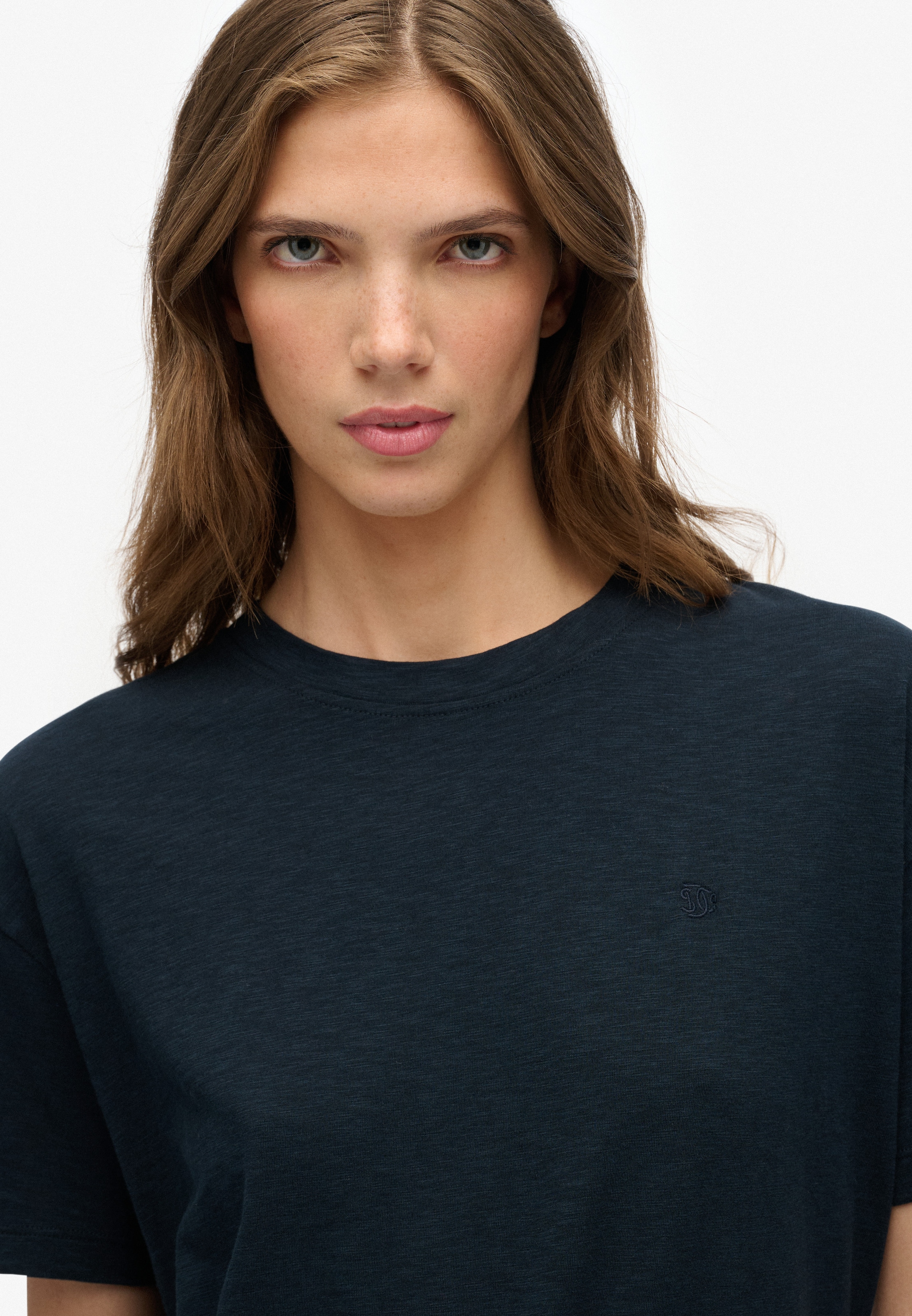 Superdry T-Shirt »STUDIOS CREW TEE« mit Markenlabel, aus Baumwollmischung, Relaxed Fit, Kurzarm