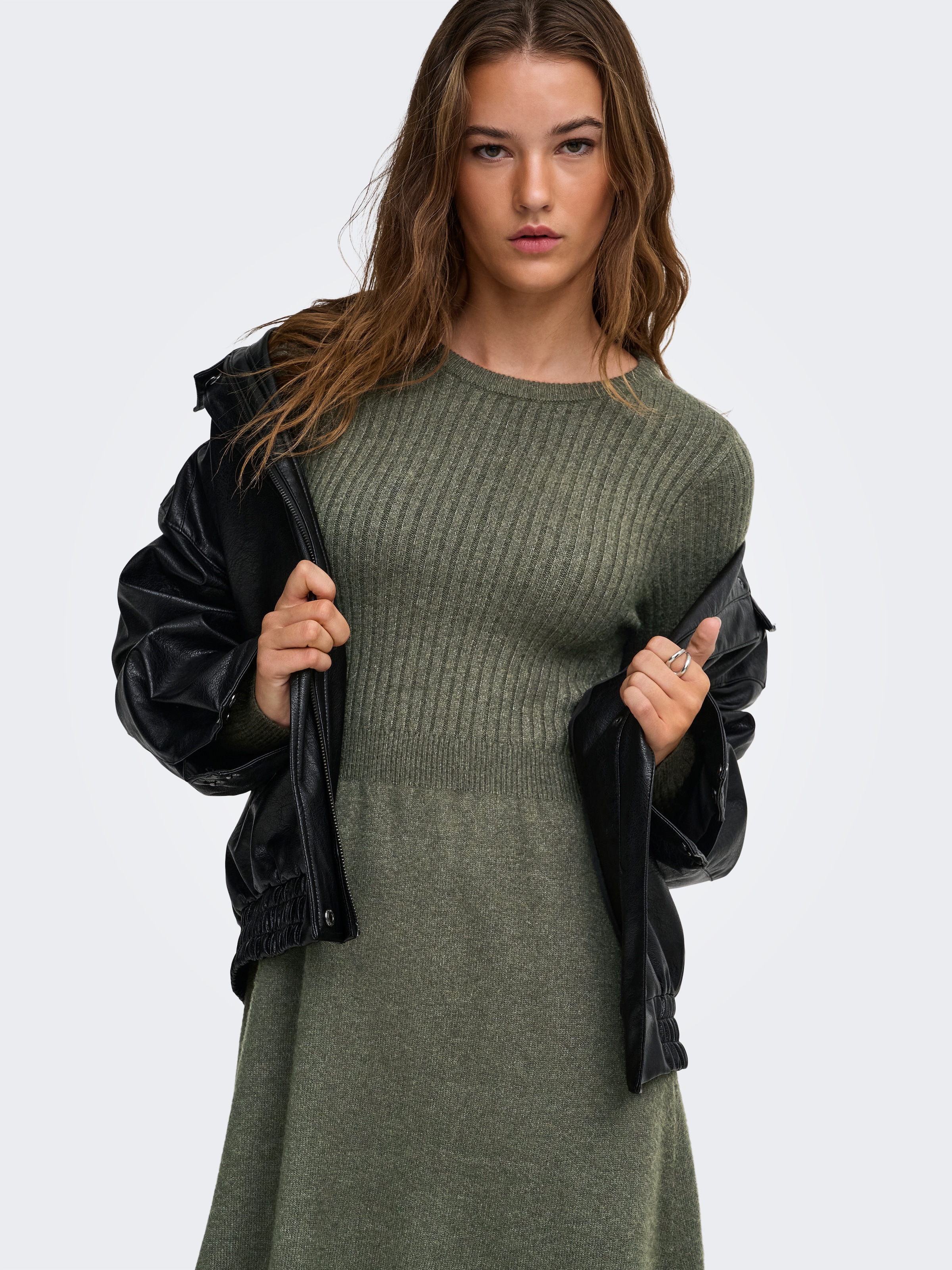 ONLY Robe en tricot »ONLFIA LS FIT FLARE ONEC DRESS CS KNT« Mélange de viscose, coupe normale