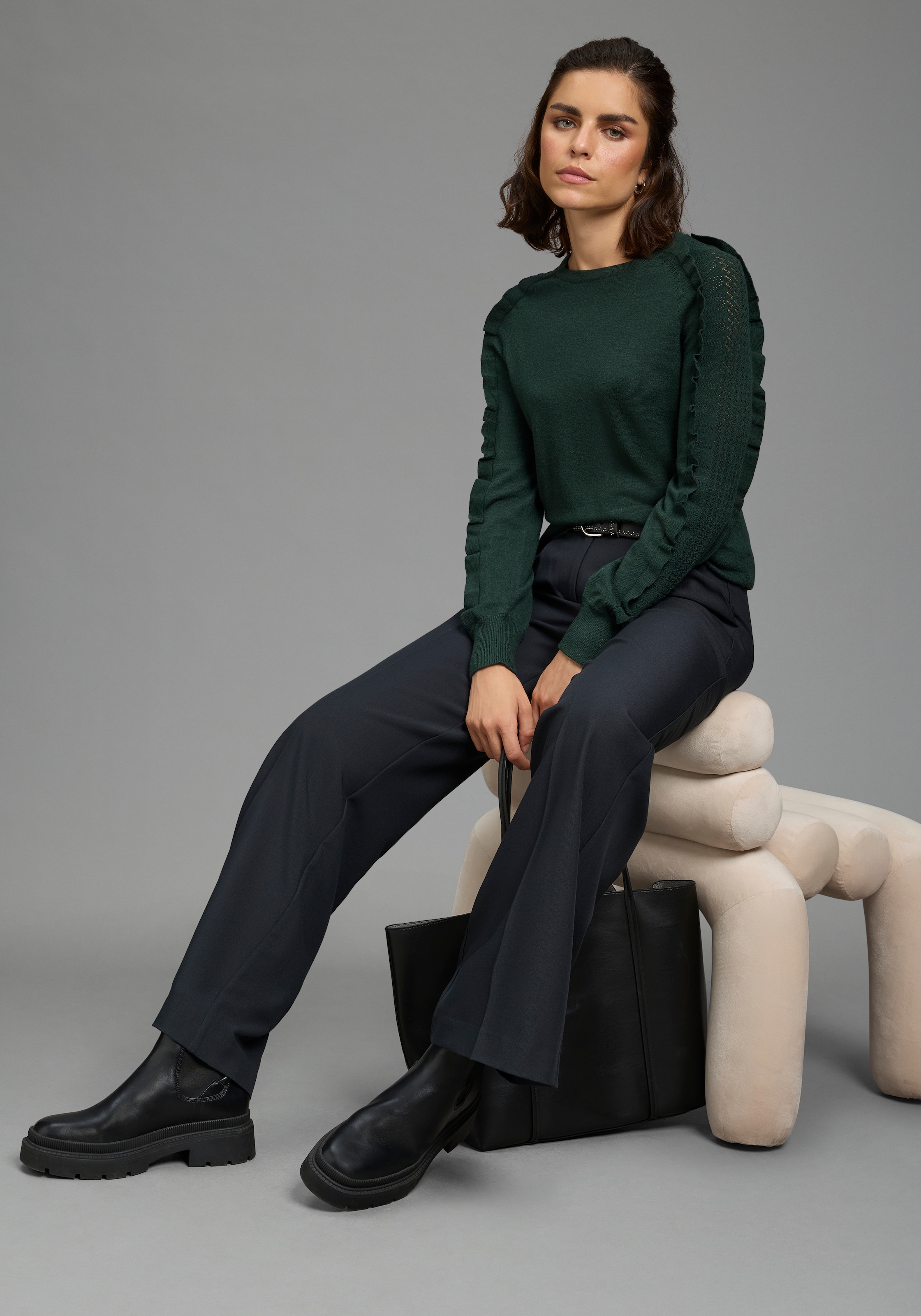 Laura Scott Pull en tricot »mit femininem Ajourstrickmuster« avec une coupe cintrée