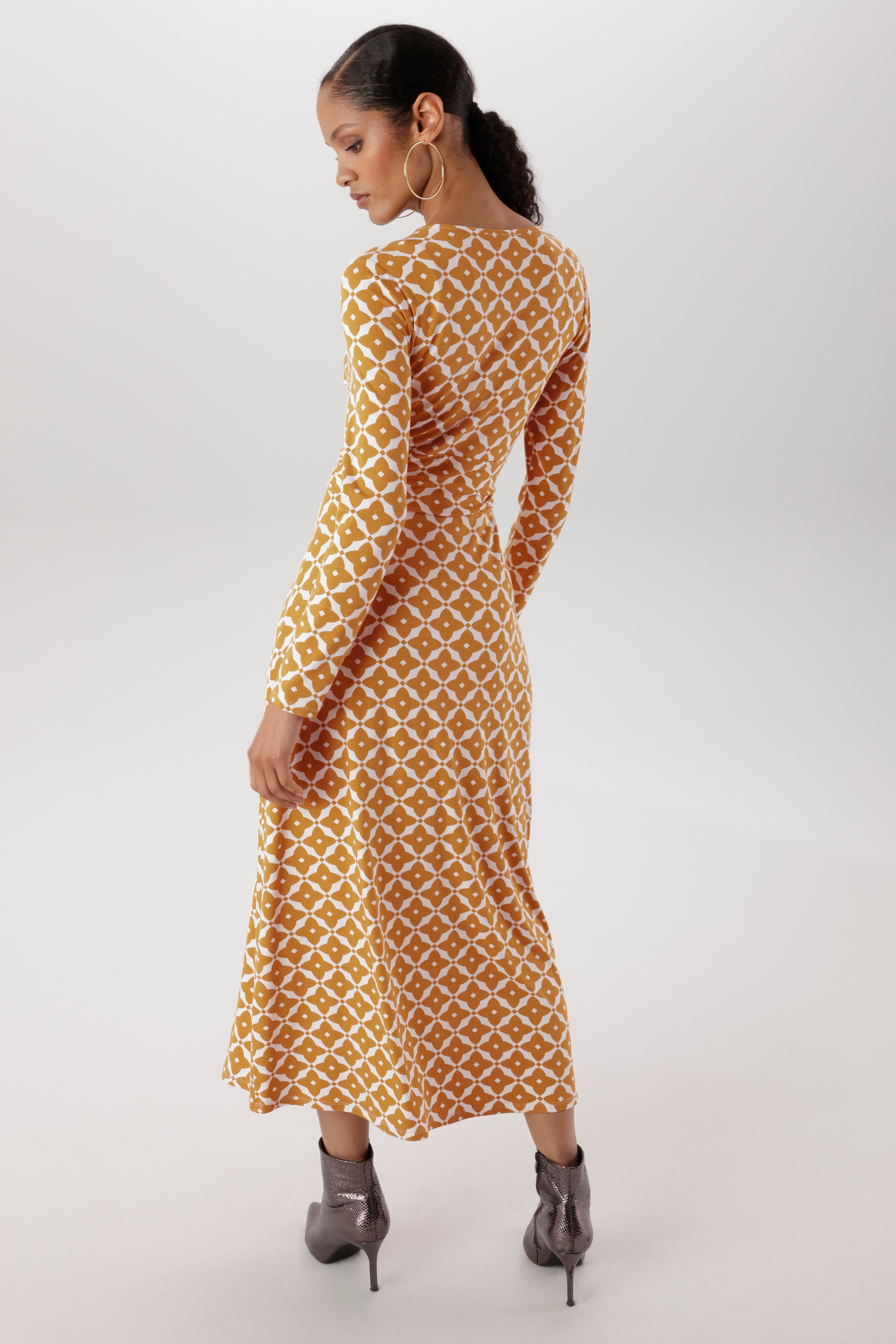 Aniston SELECTED Robe midi avec élégant dégradé d'imprimé graphique