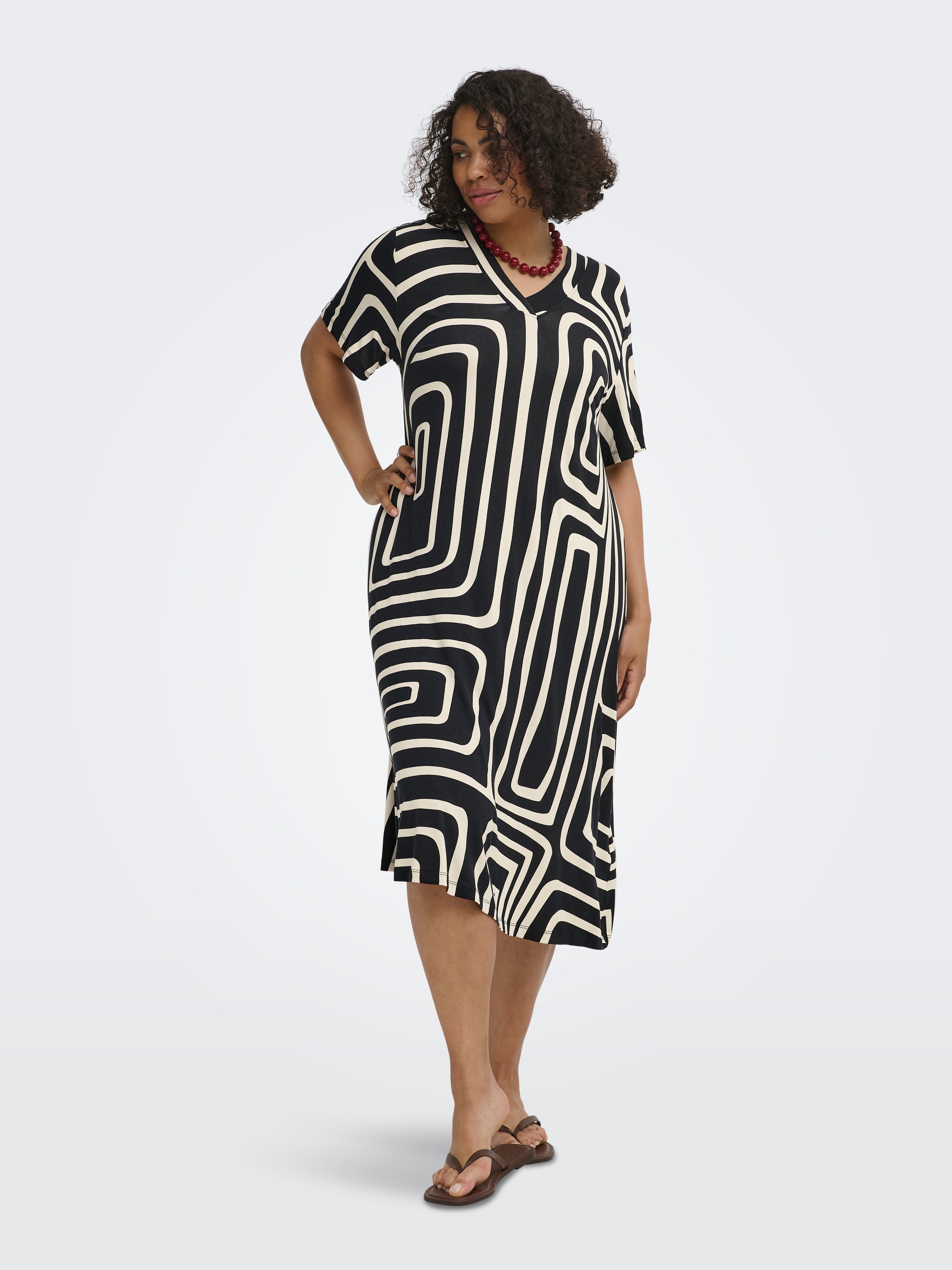 ONLY CARMAKOMA Robe t-shirt »CARFYRLA LIFE S/S V-NCK BLK AOP DRE NOOS« mélange viscose, coupe régulière