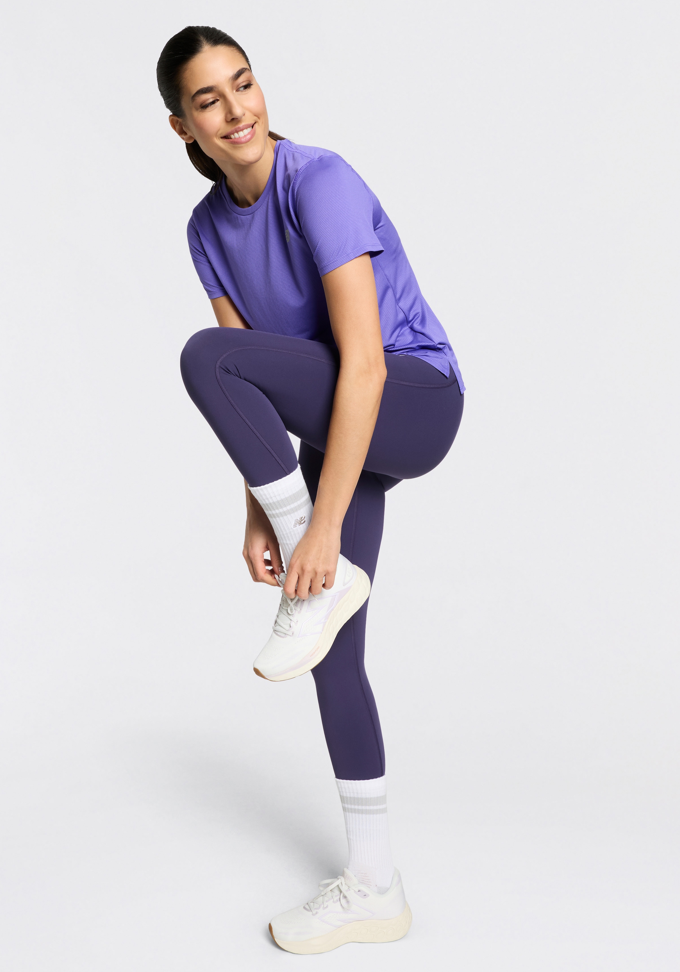 New Balance Laufshirt »SPORT ESSENTIAL T-SHIRT« Regular Fit Passform, Kurzarm, mit seitlichen Schlitzen