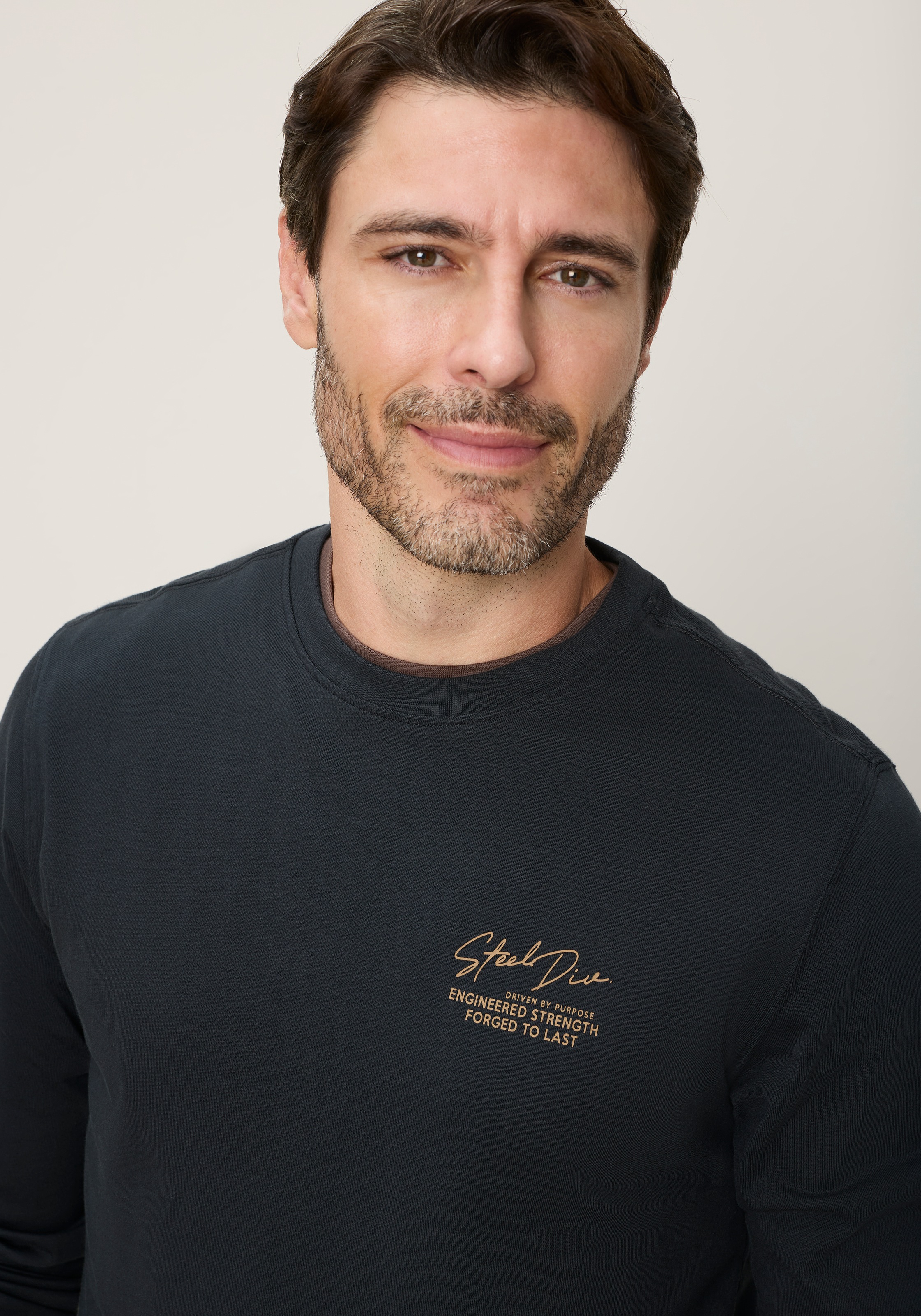 Man's World Rundhalsshirt schmale Passform, mit Langarm, unifarben, mit Print und Stickerei