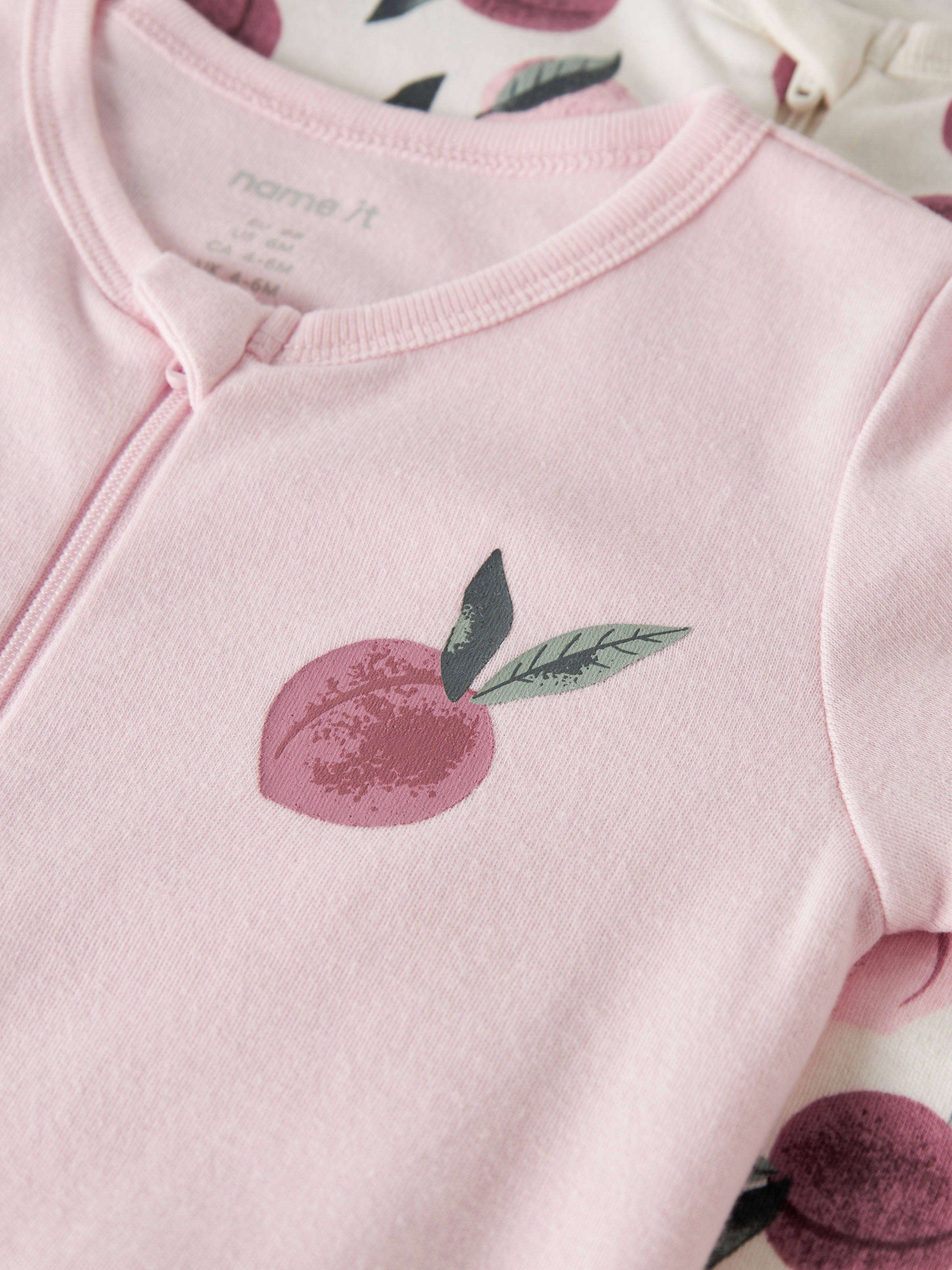 Name It Schlafanzug »NBFNIGHTSUIT 2P ZIP FF PEACHES NOOS« Packung, 2 aus Baumwolle in Jersey-Qualität, lockere Passform, mit Reissverschluss