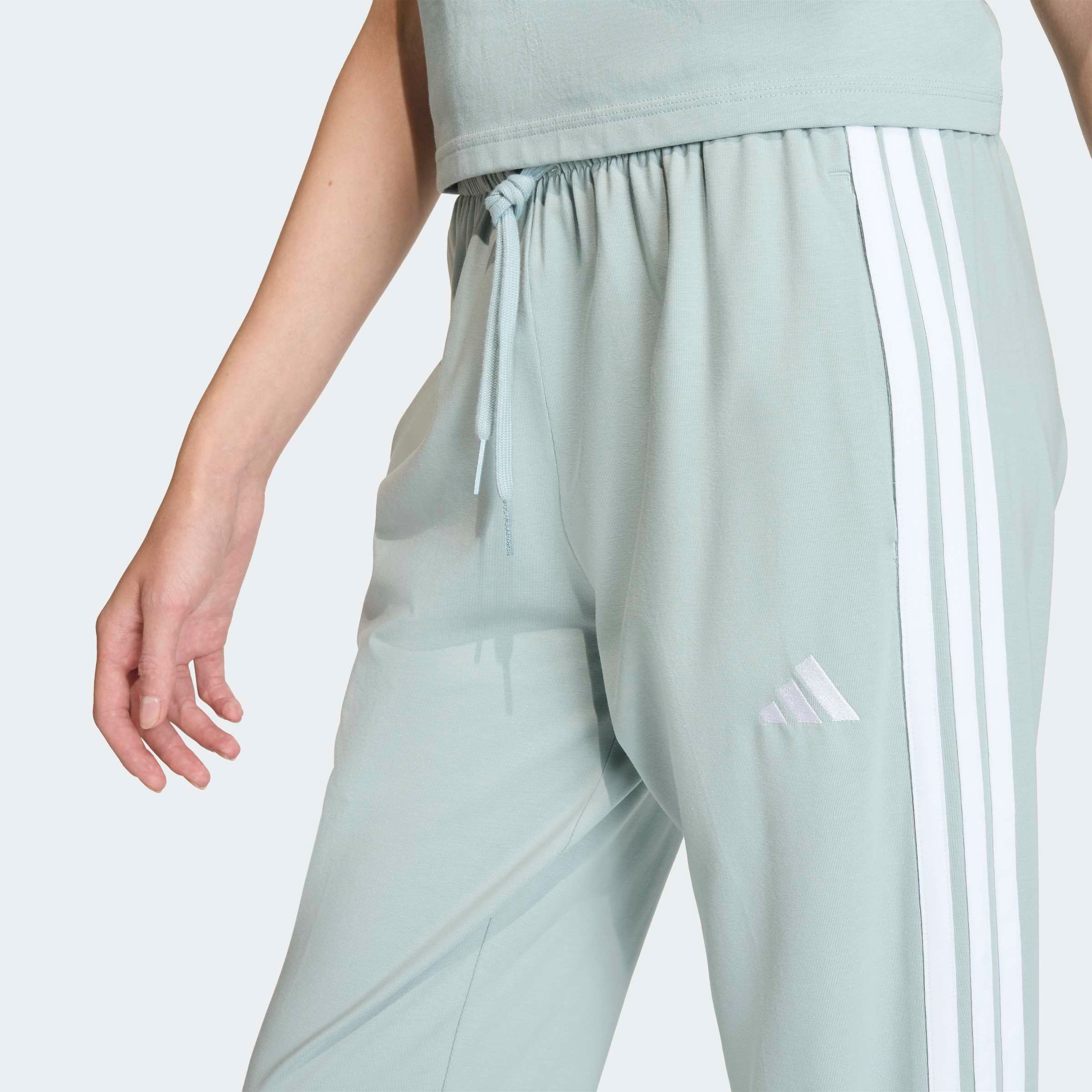 adidas Sportswear Sporthose »ESSENTIALS 3-STREIFEN«  Lässig geschnitten, hoher Bund, schmal zulaufende Beinform