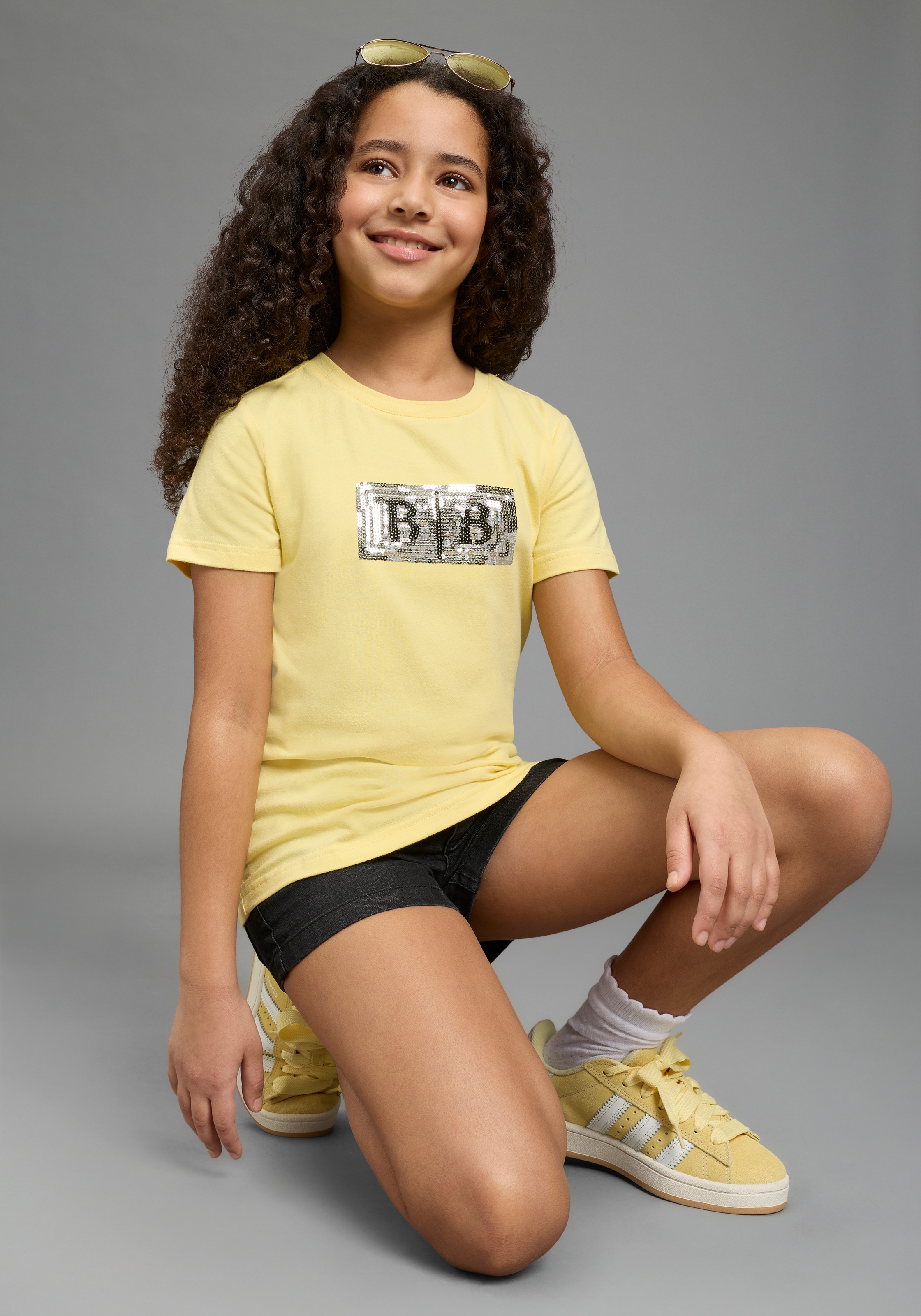 Bruno Banani T-shirt »Banani Paillettenshirt für modische Girls« coupe basique à la mode, manches courtes, avec paillettes et imprimé