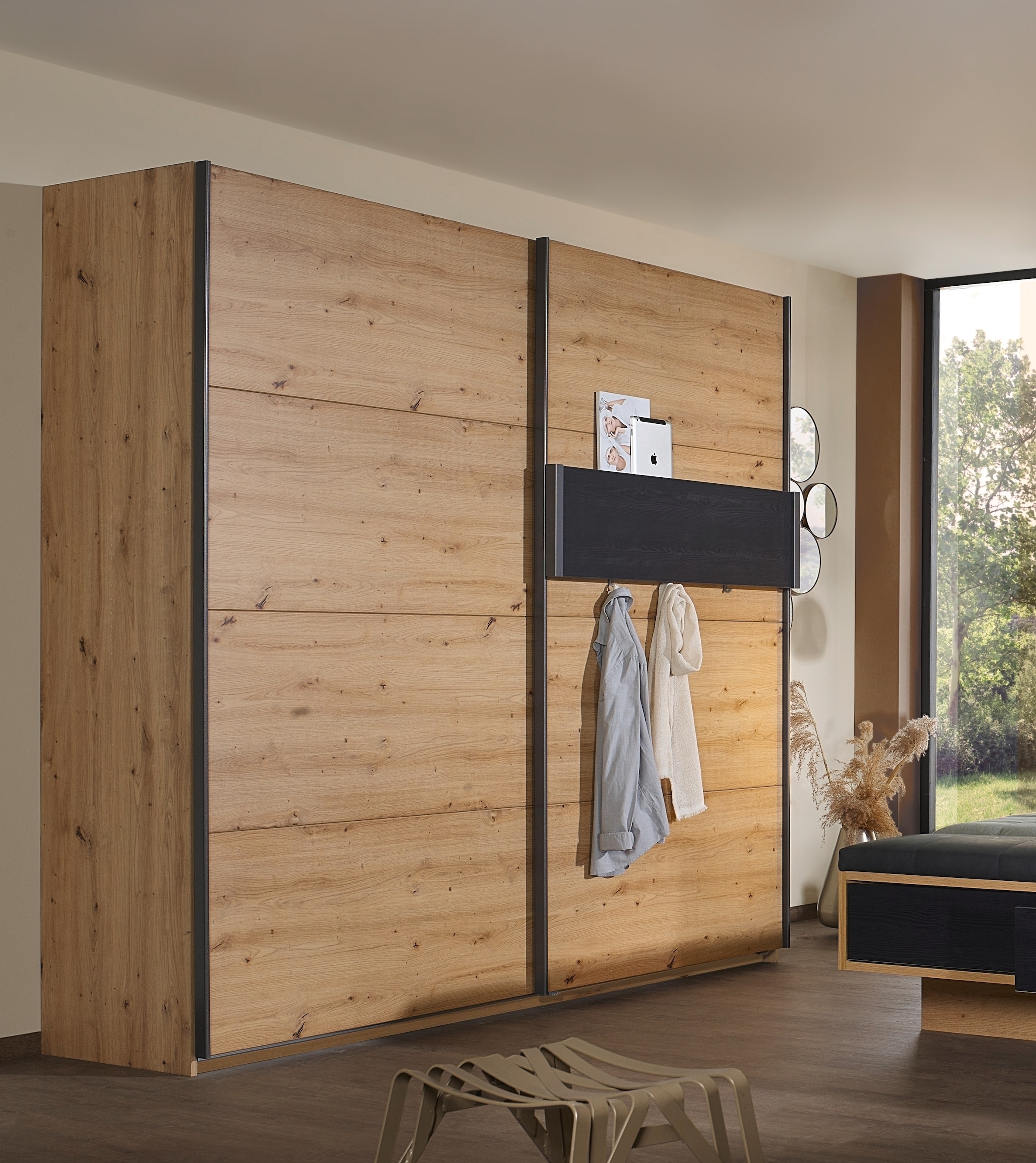 rauch Schwebetürenschrank »Kleiderschrank Schrank Garderobe Schlafzimmerschrank APOLLON« inkl. praktischem Hängeelement mit 6 Kleiderhaken MADE IN GERMANY