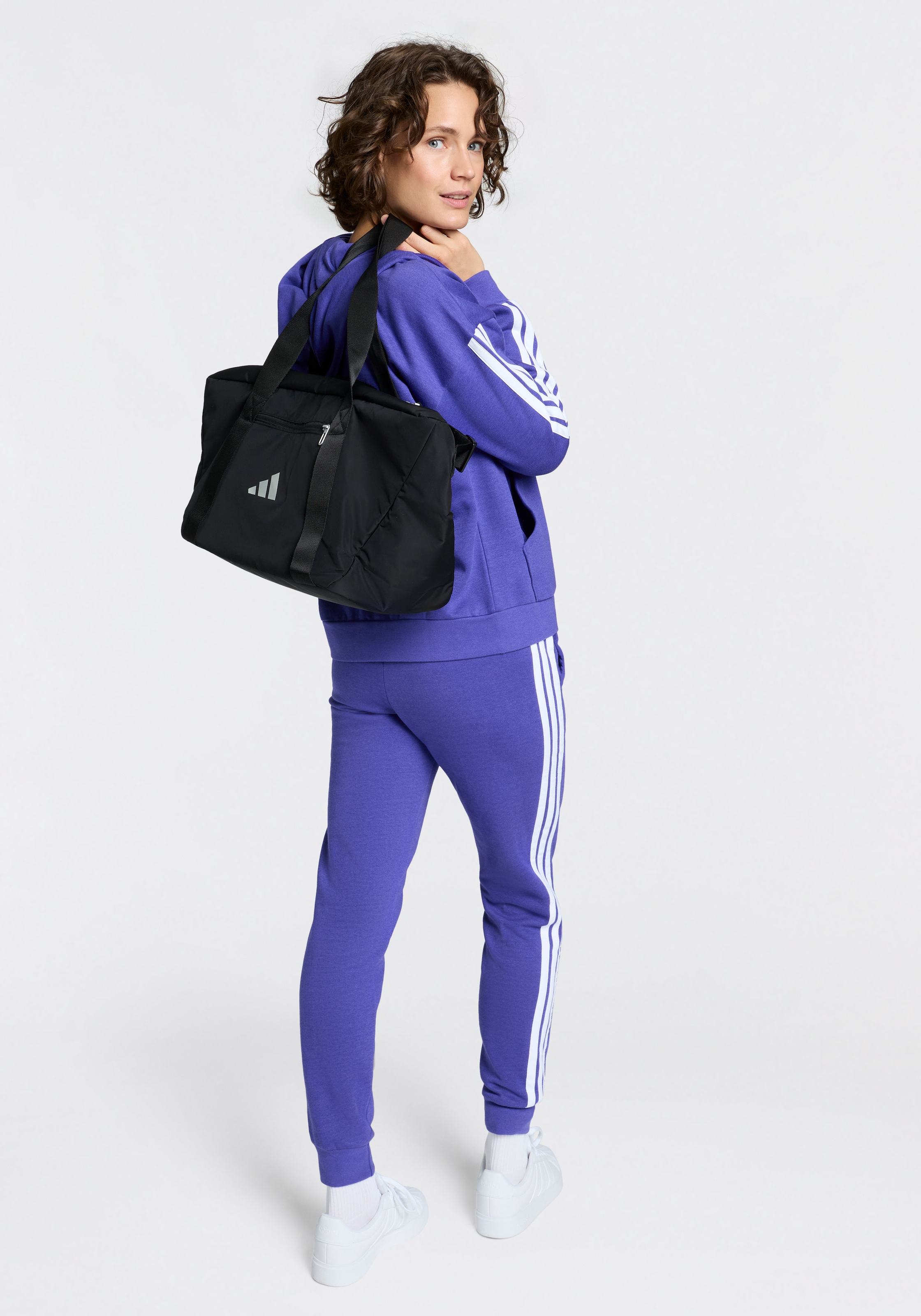 adidas Sportswear Pantalon de sport »ESSENTIALS 3-STRIPES FLEECE SLIM JOGGERS«  coupe étroite, pour activités variées, en mélange de coton