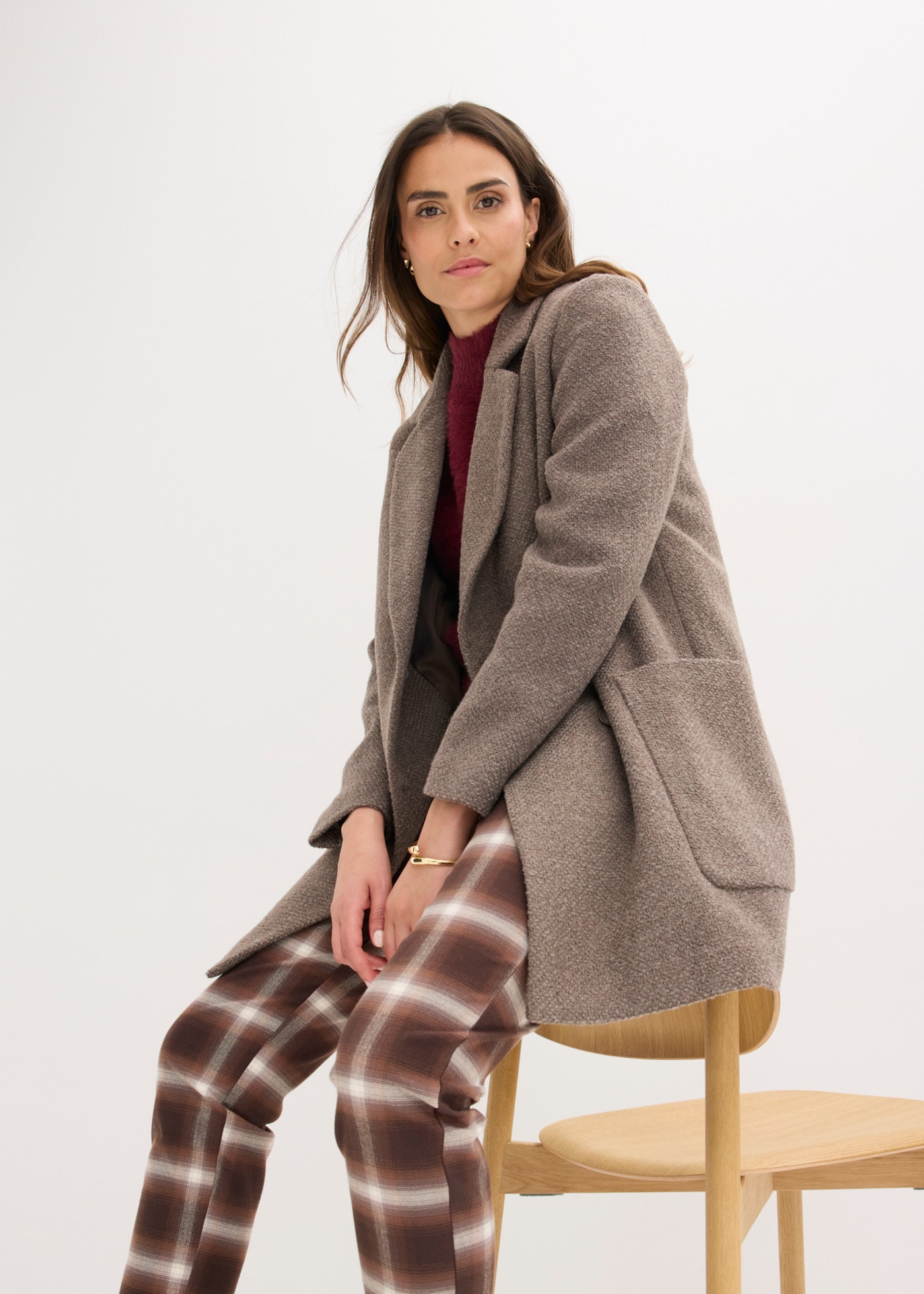 bonprix Manteau court »Kurzmantel in Wolloptik« à double rangée, aspect laine chinée, coupe ample, avec col à revers