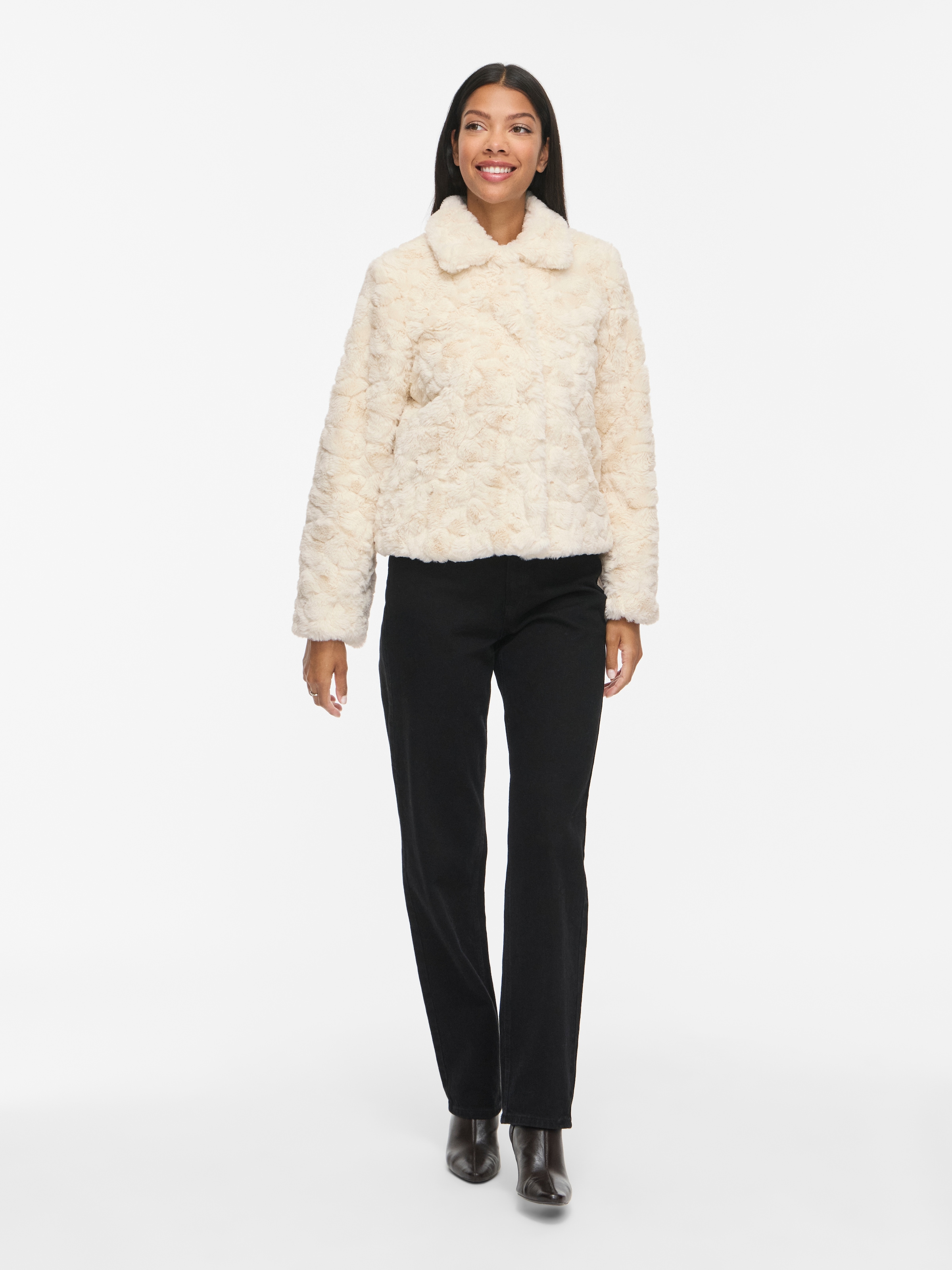 Vila Veste courte »VIDORTE NEW L/S JACKET/PB« en fausse fourrure avec patte de boutonnage