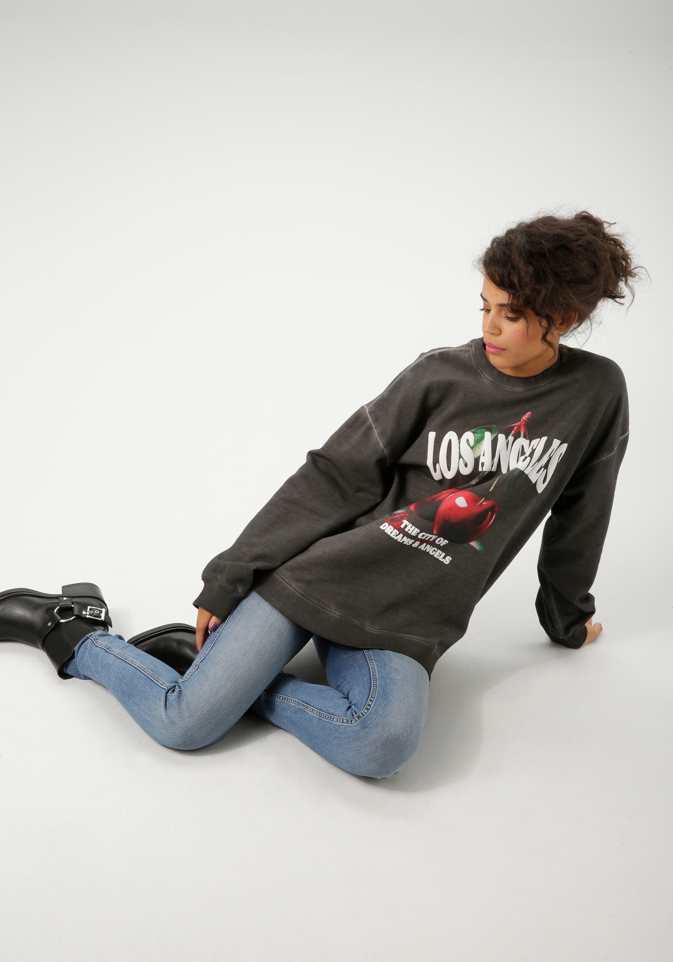 Aniston CASUAL Sweatshirt , mit knackigen Kirschen und Schriftzügen bedruckt - NEUE KOLLEKTION
