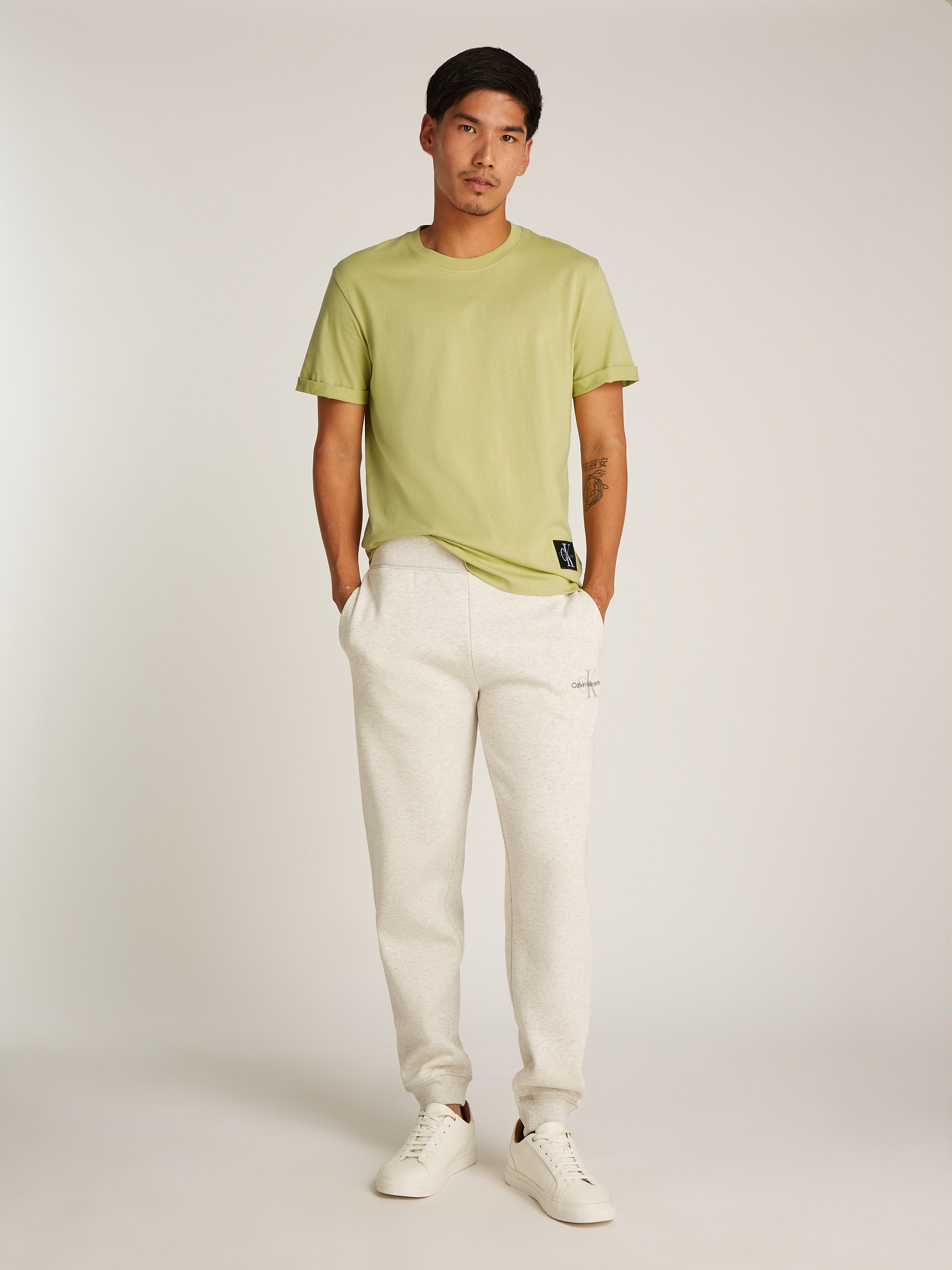 Calvin Klein Jeans T-shirt »BADGE TURN UP SLEEVE« mit Logopatch