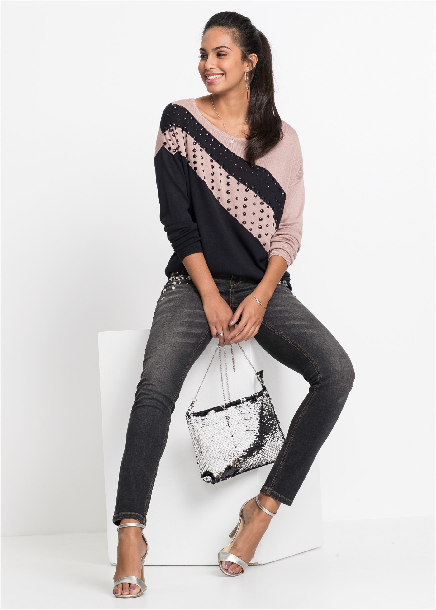 bonprix Pull long »Longpullover mit Applikation« lässig geschnitten, wunderschöne Schmucksteinchenapplikation