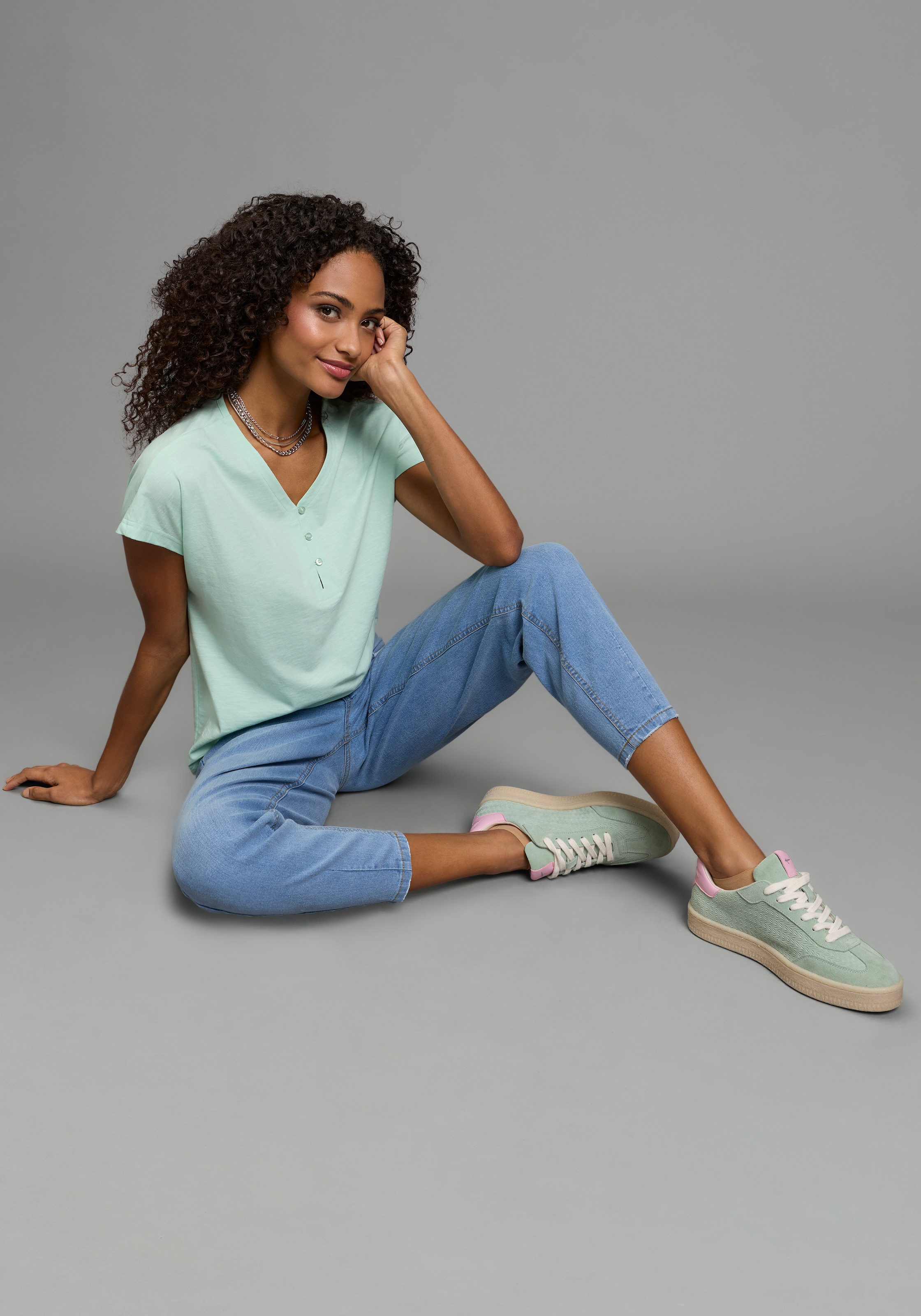 Flashlights T-shirt en V V-Ausschnitt, mit Knopfleiste, figurumspielende Passform