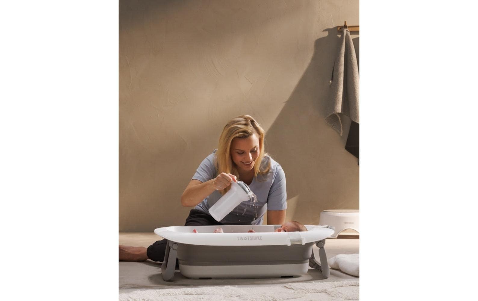   Baignoire pour bébé »Twistshake Baby + Kissen & Rinser & 3 Badetiere Pastel Grey« Höhe 95,5 cm Faltbare Badewanne für bis zu 4 Jahre