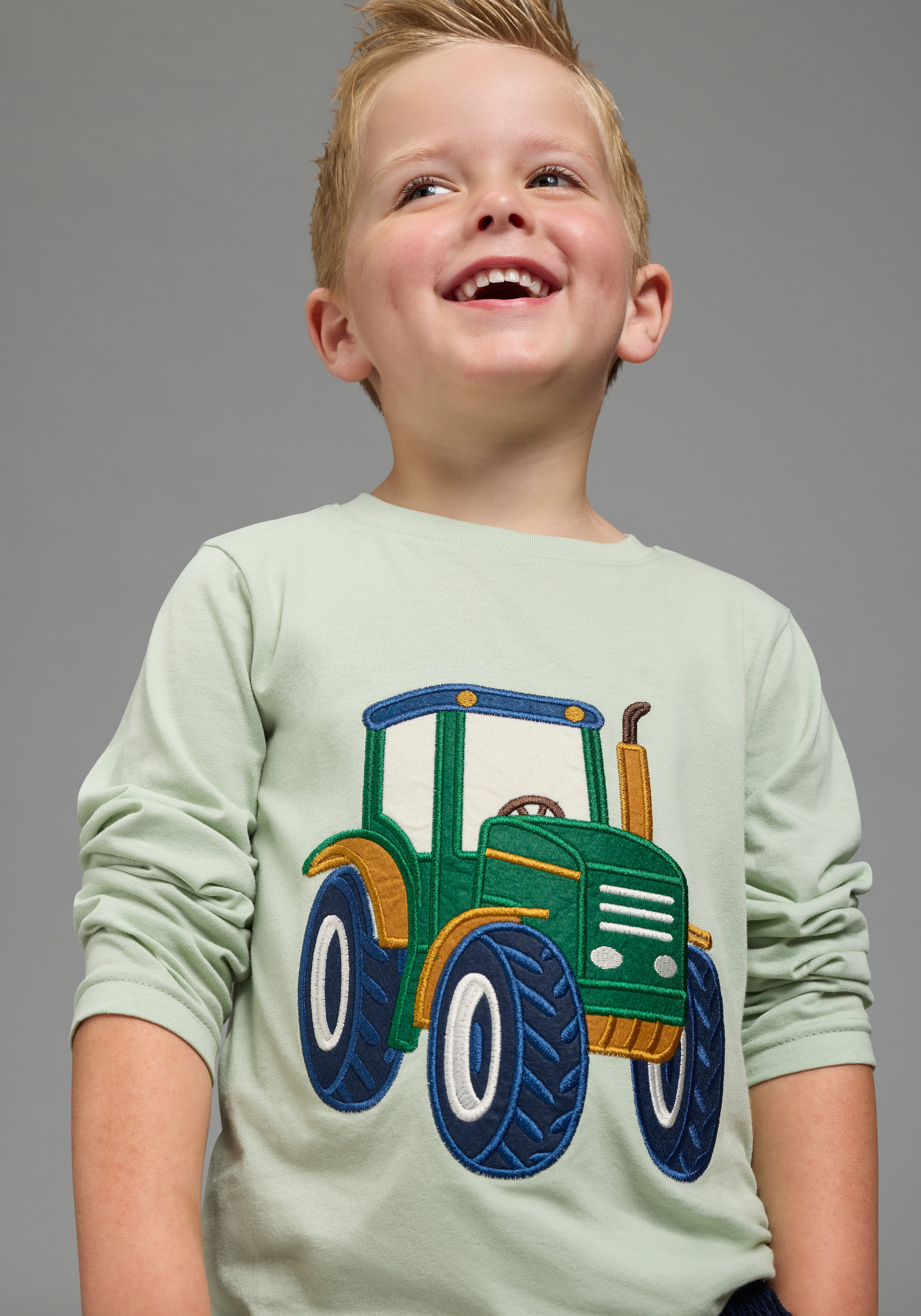 KIDSWORLD Langarmshirt »Shirt mit grosser Traktor Frottee-Applikation« hüftlange Basic-Passform, Langarm, modischer Stil