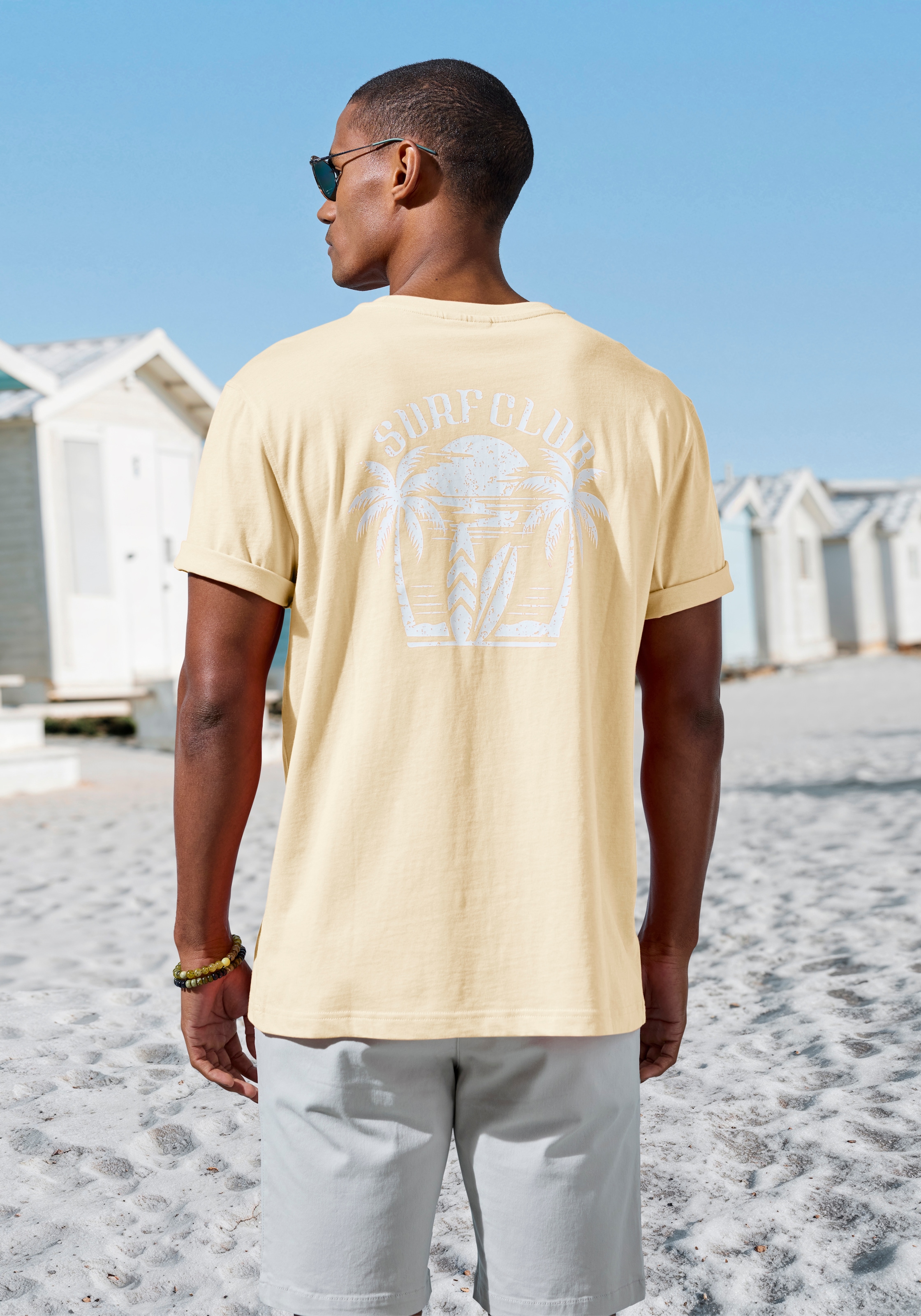 Beachtime T-Shirt », sommerliches Shirt mit modischem Surfer Print« Regular-Fit, mit kleinem Print vorn und grossem Print hinten