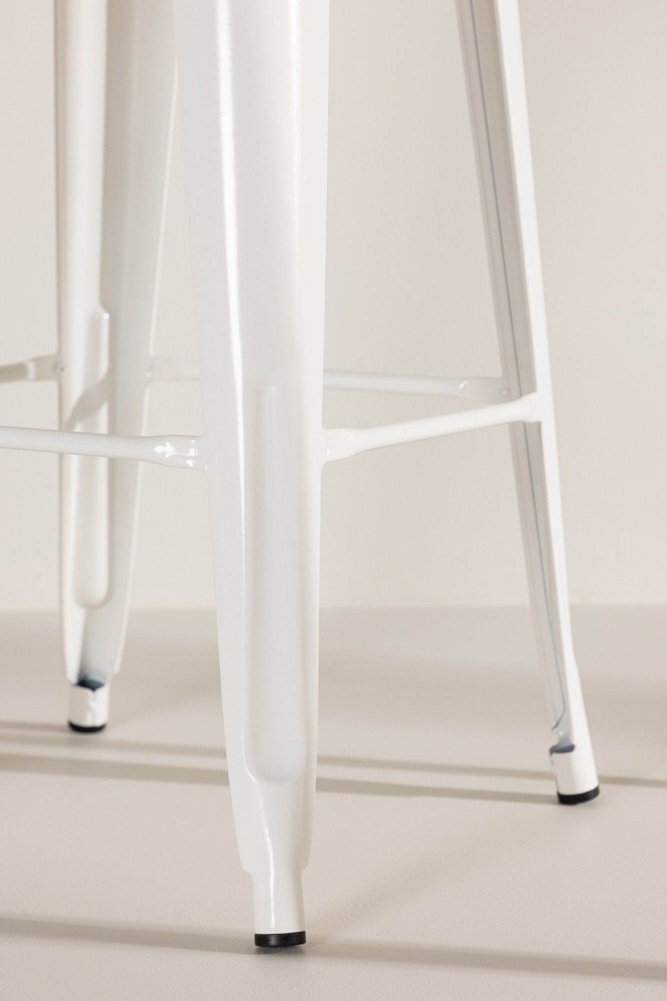 Venture Home Tabouret de bar »Tempe, schlanker Barhocker in Beige, hohe Sitzfläche, 136 kg« Tabouret de bar, cadre en acier, repose-pieds, pieds évasés, simple