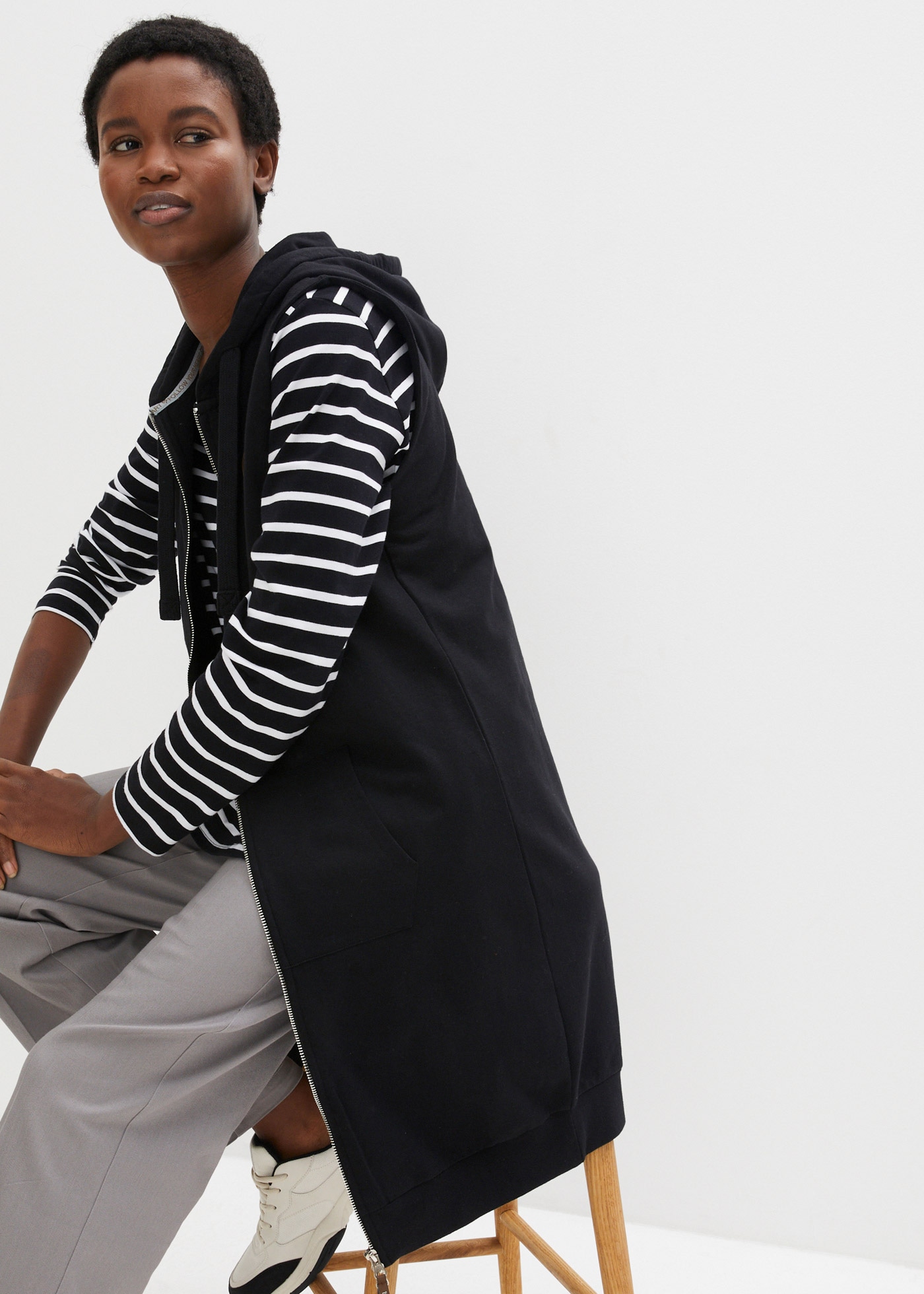 bonprix Gilet de sweat lange Weste mit Kapuze, Baumwoll-Mischung, 2-Wege-Zipper